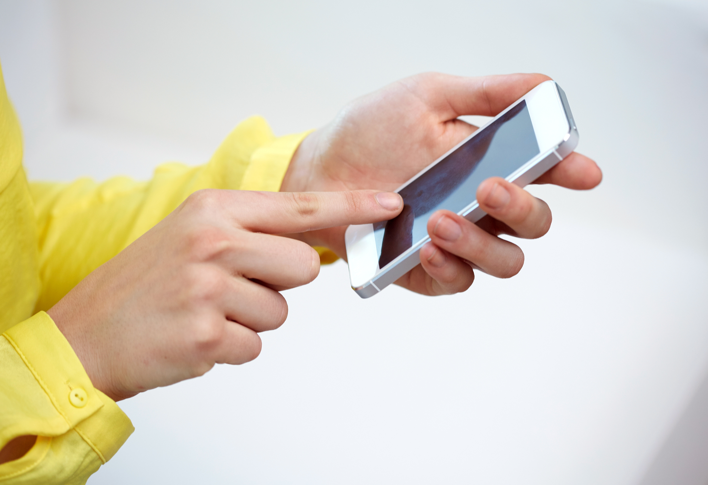 Mains touchant écran de téléphone intelligent