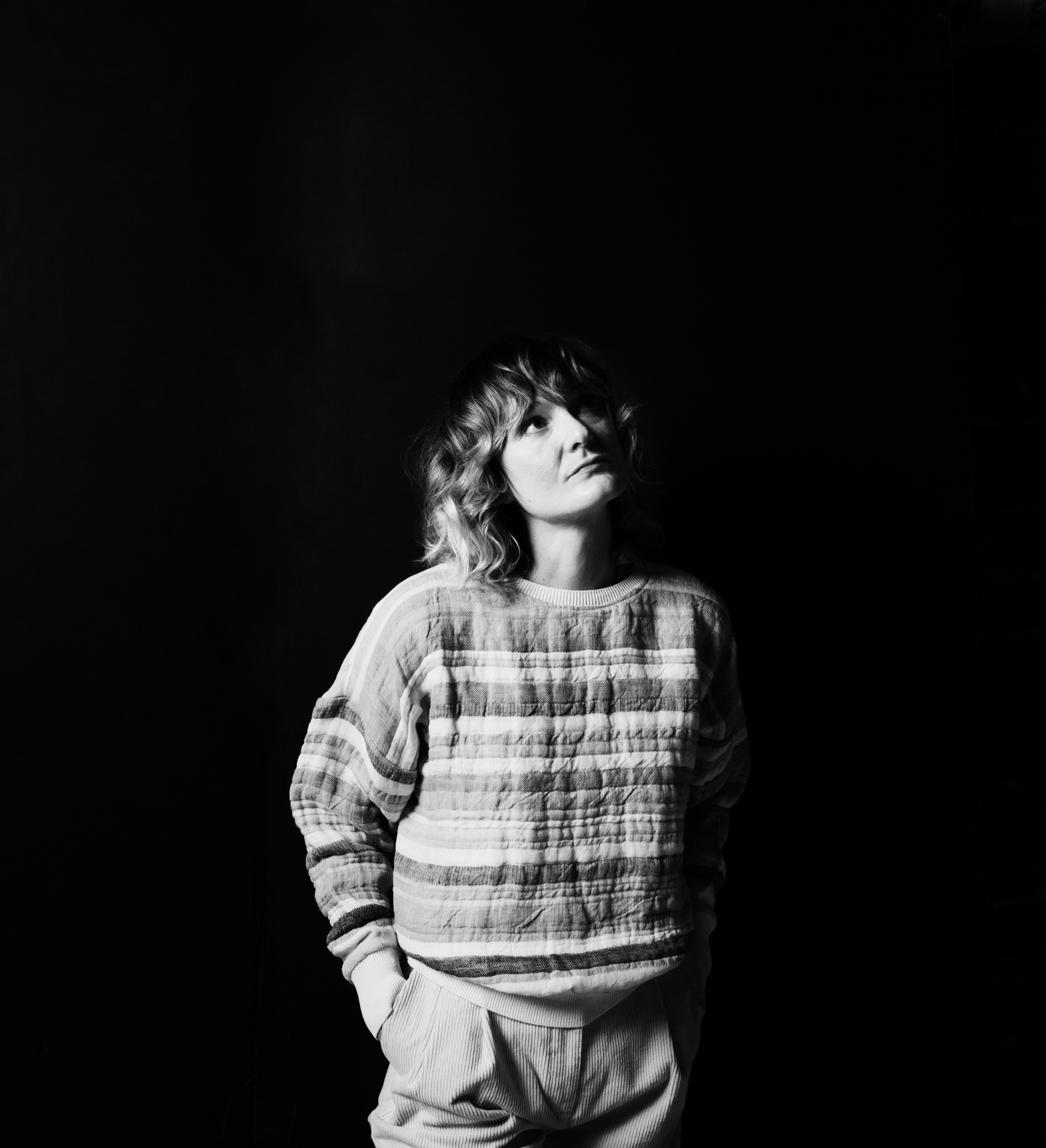 Portrait en noir et blanc d'Elizabeth Powell, chanteuse et guitariste du groupe Land of Talk, qui vient de sortir l'album Indistinct Conversations.