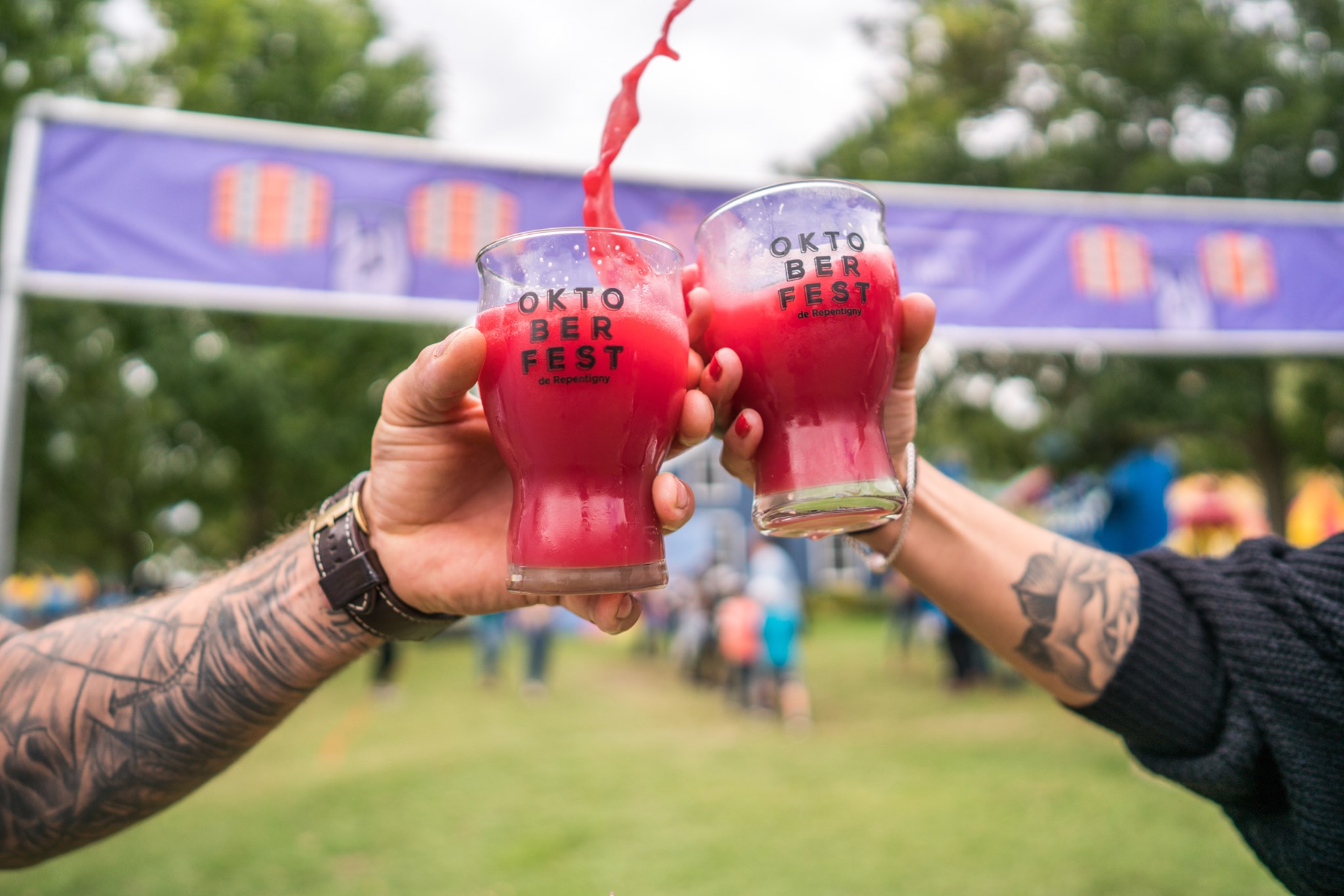 Deux verres qui se cognent pendant L'Oktoberfest de Repentigny