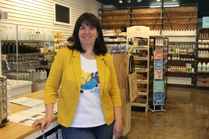 Annie Martel, finaliste du Concours ESTim, dans son magasin Terre à soi.