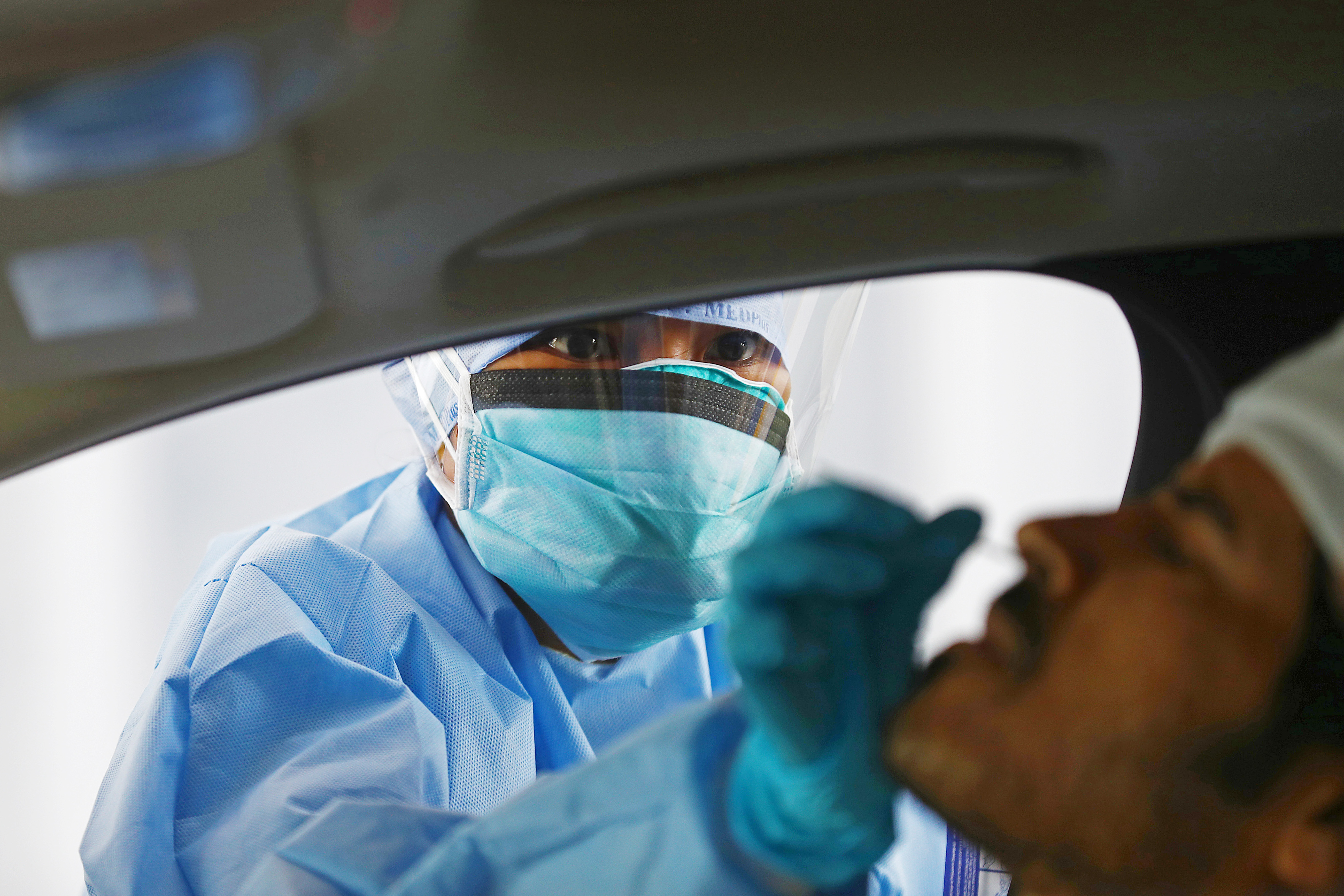 Une infirmière effectue un test pour la COVID-19.