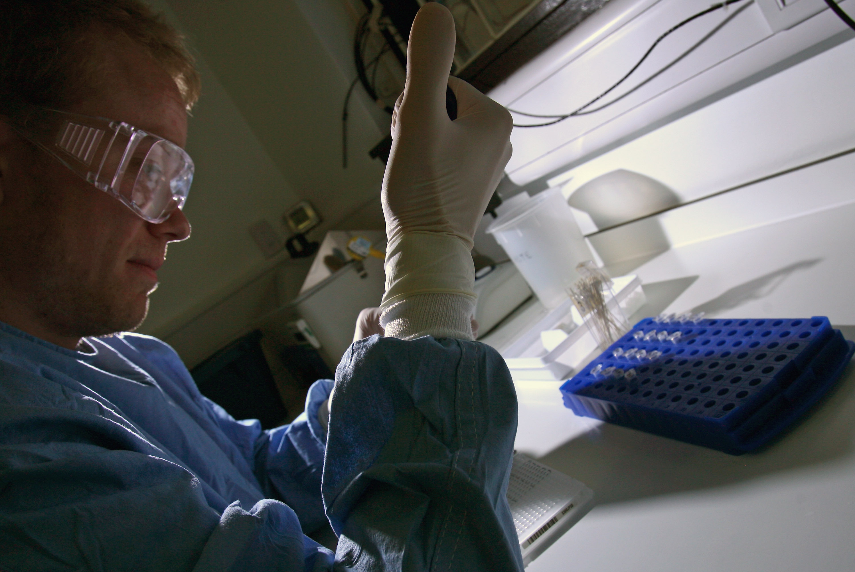 Une chercheuse travaille dans un laboratoire clinique écossais.