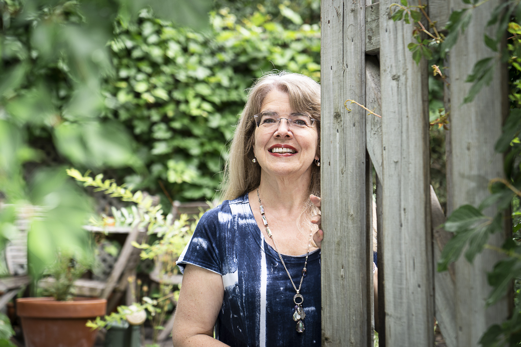 Chrystine Brouillet, autrice des romans policiers mettant en vedette l'inspectrice Maud Graham, dans sa cour du Plateau-Mont-Royal.