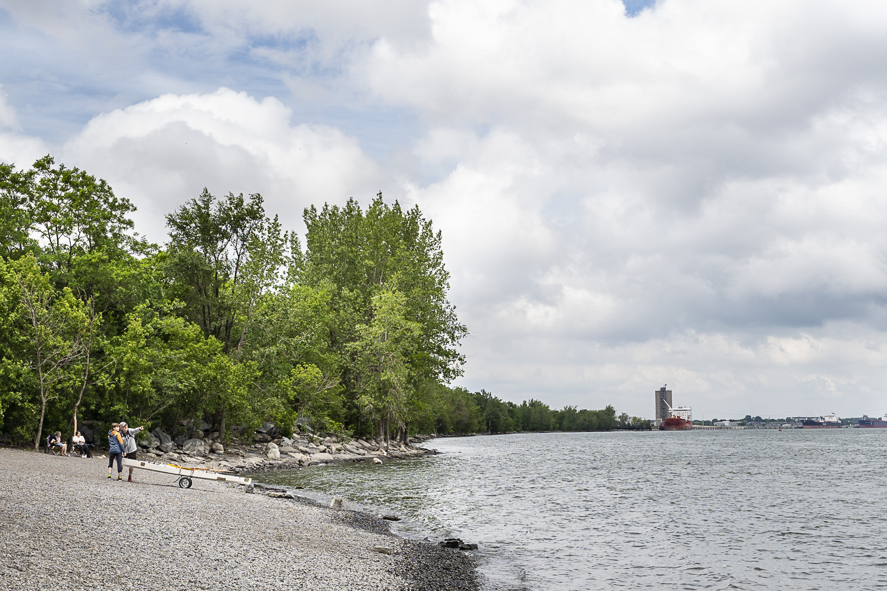 La vue du du fleuve à partir du parc Bellerive, en été.
