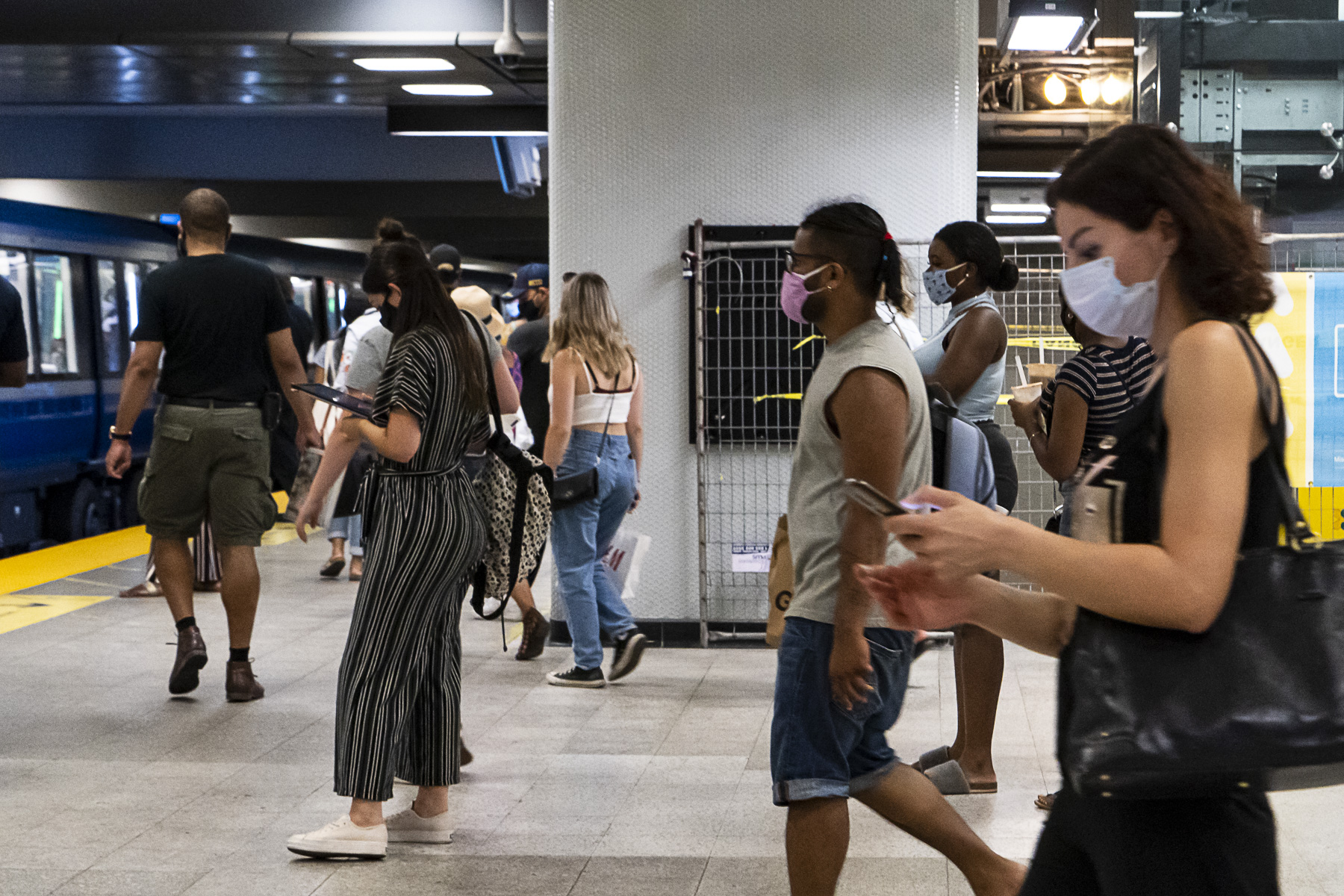 Des personnes portant un masque dans le métro de Montréal.