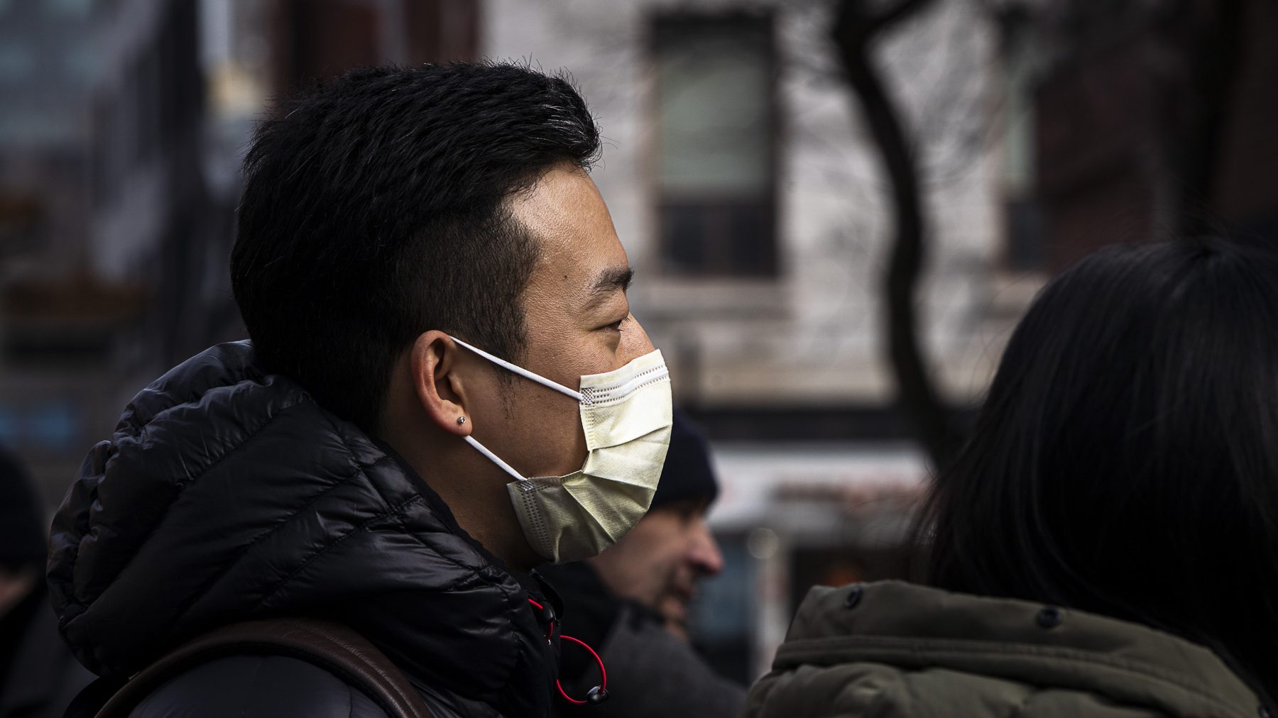 Un homme porte un masque médical.