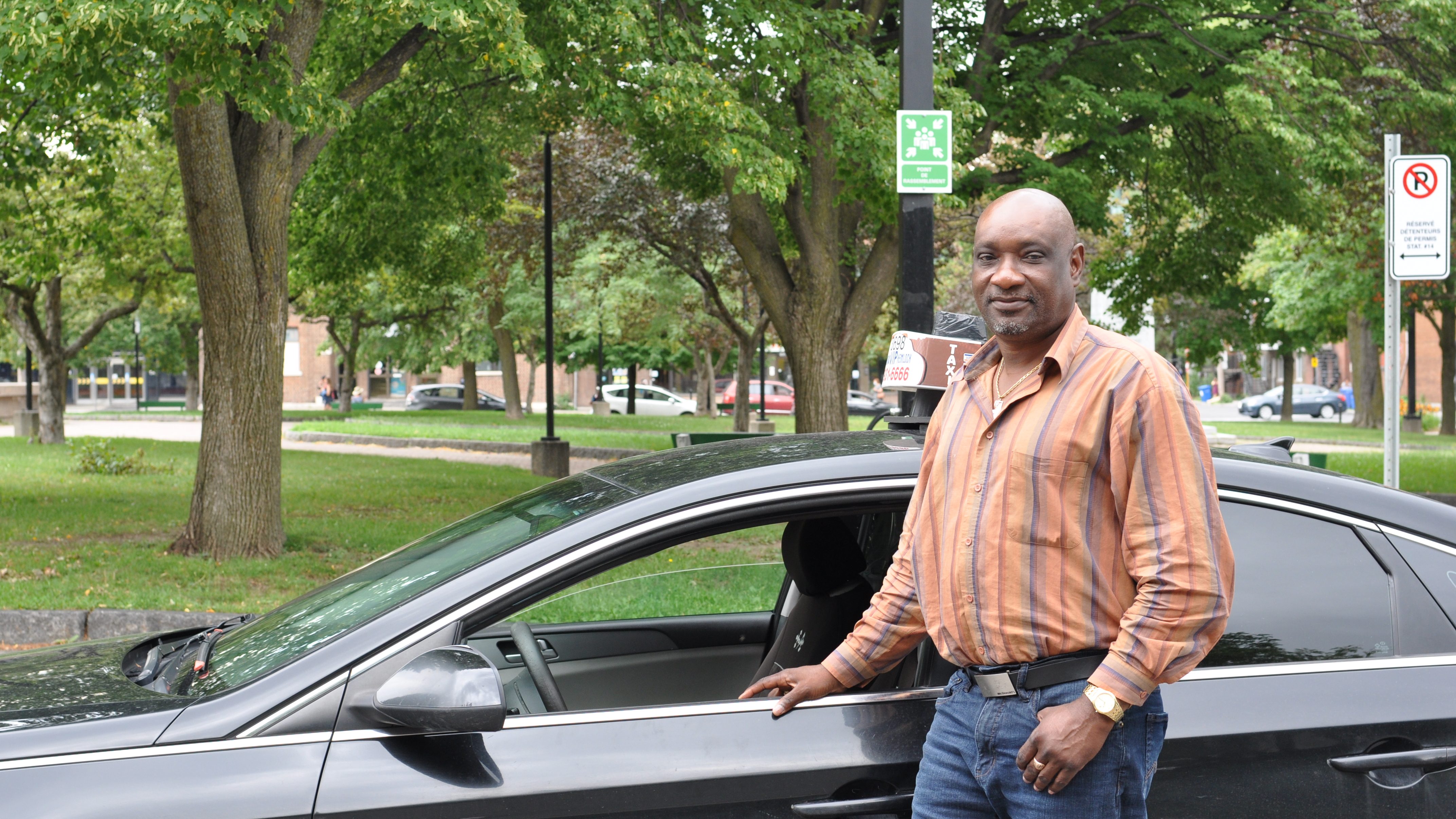Bois Frenel devant sa voiture de taxi.