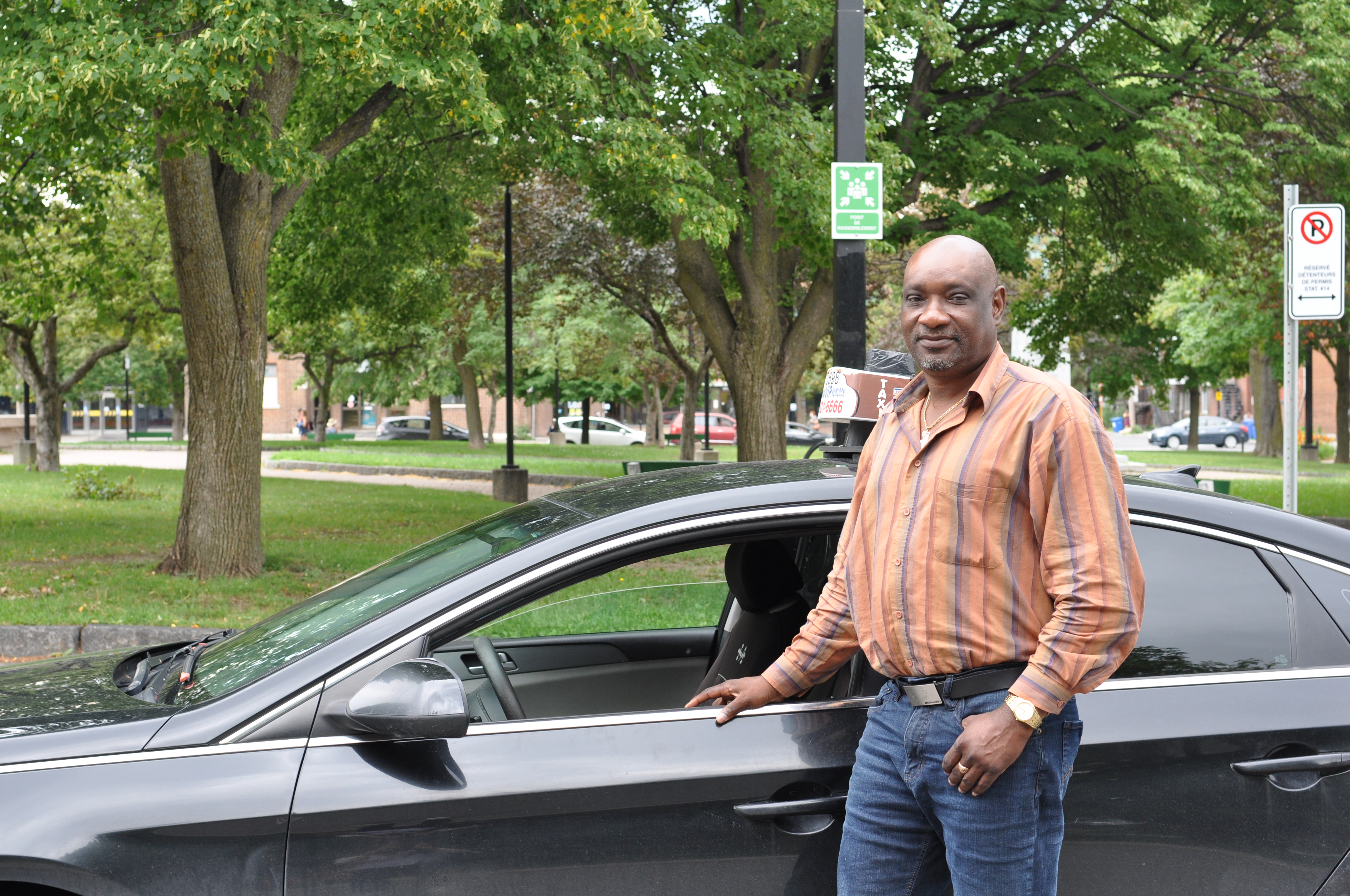 Bois Frenel devant sa voiture de taxi.