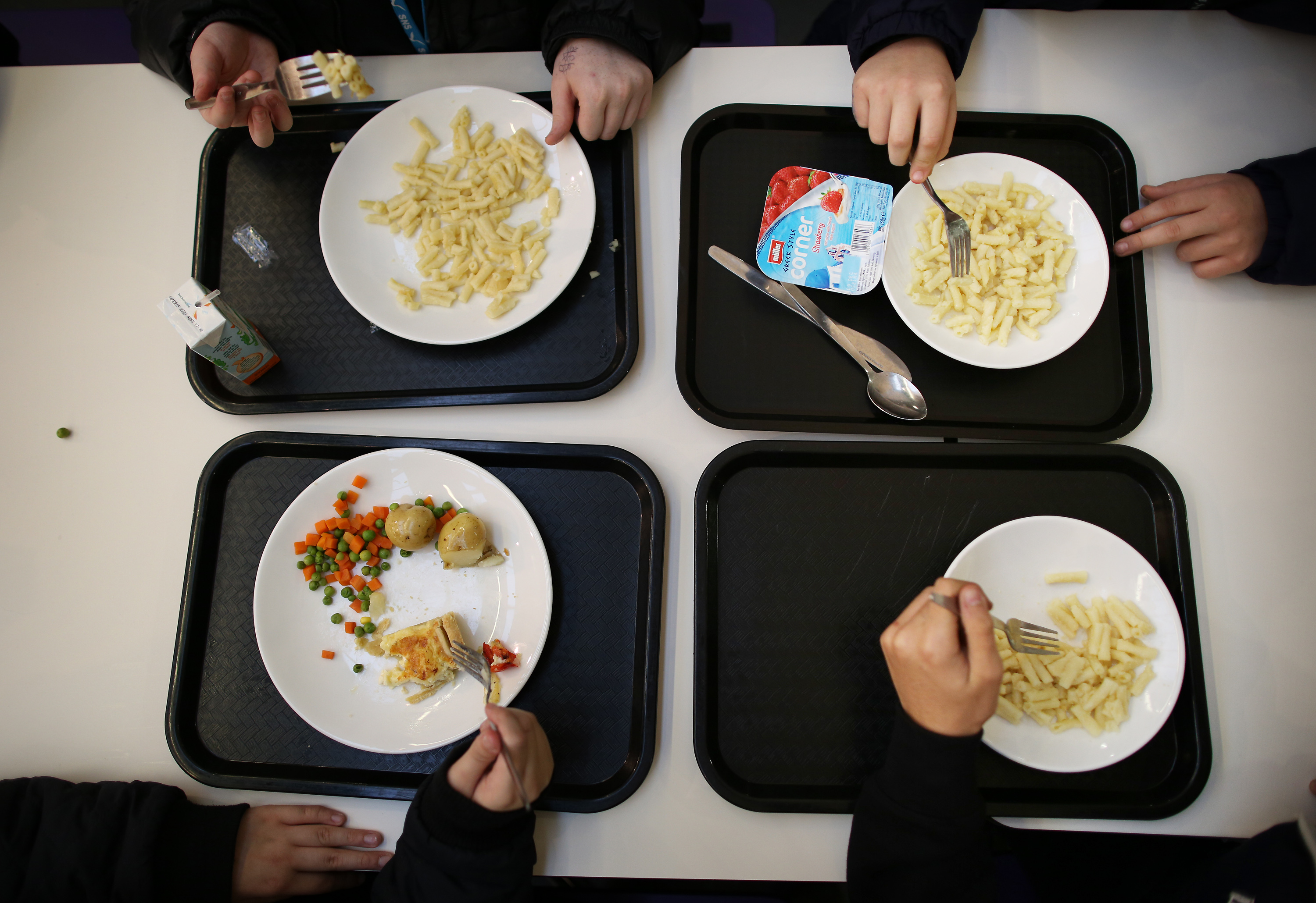 Des enfants mangent un dîner à la cafétéria