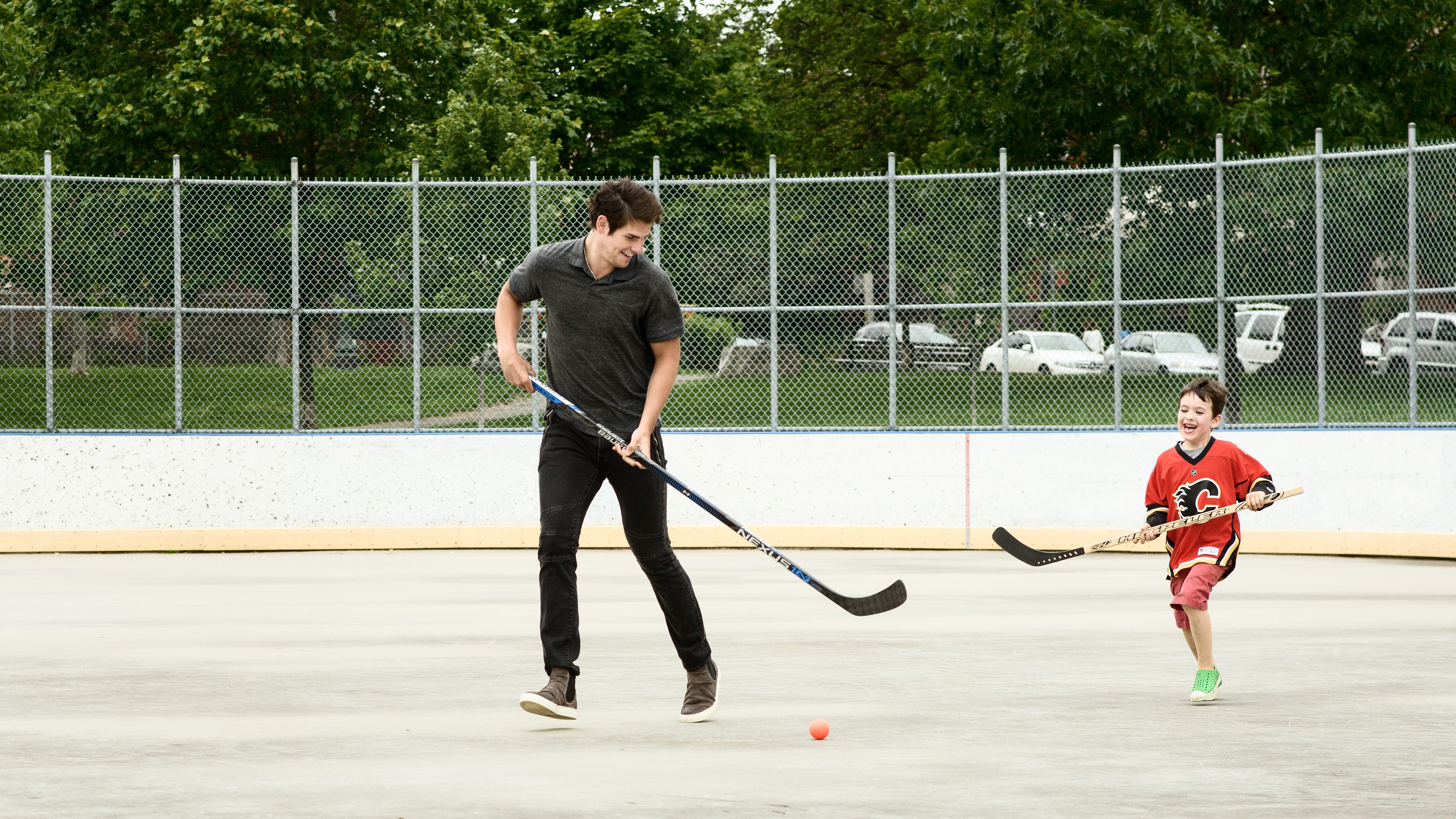 Deux personnes jouent au hockey.