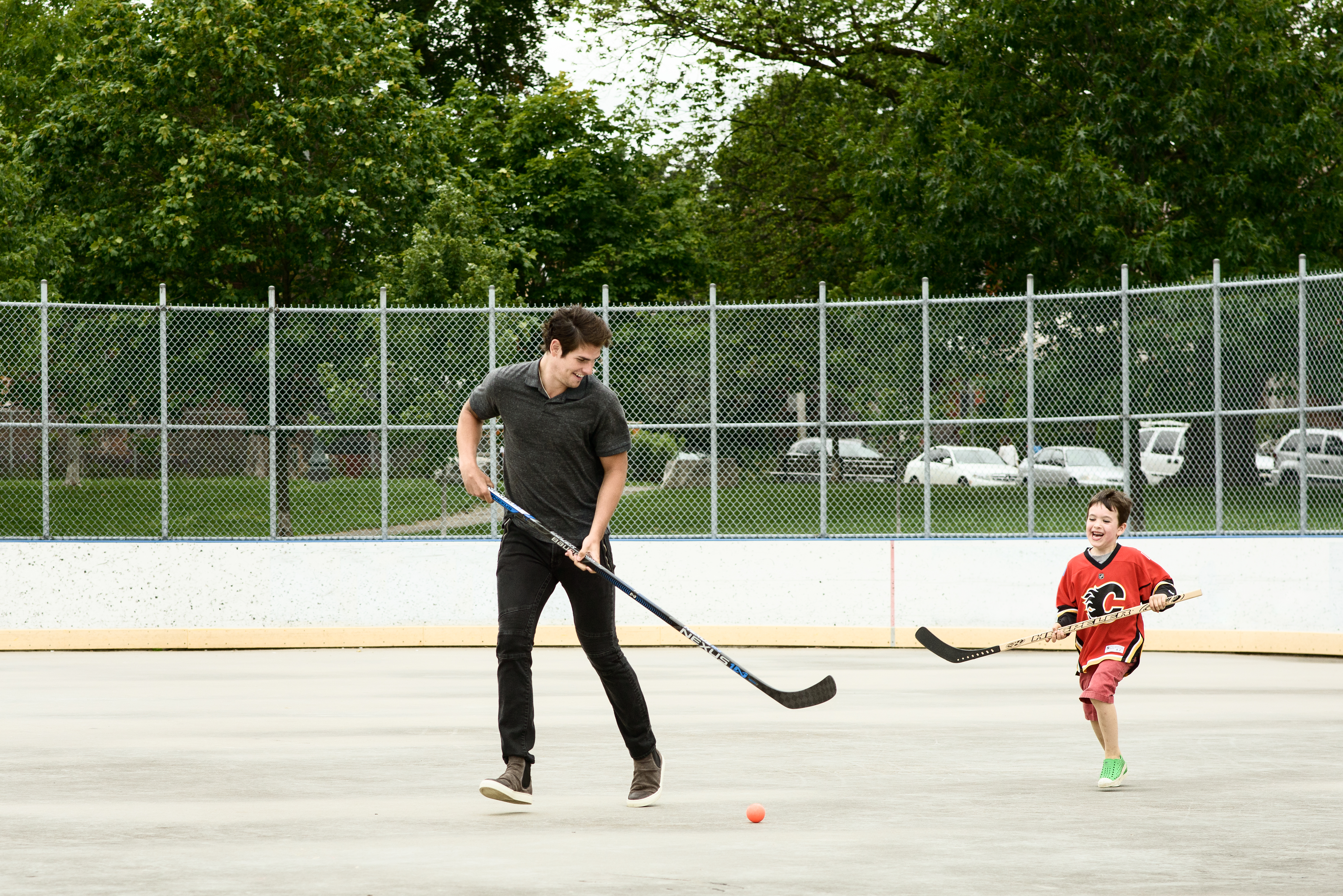 Deux personnes jouent au hockey.