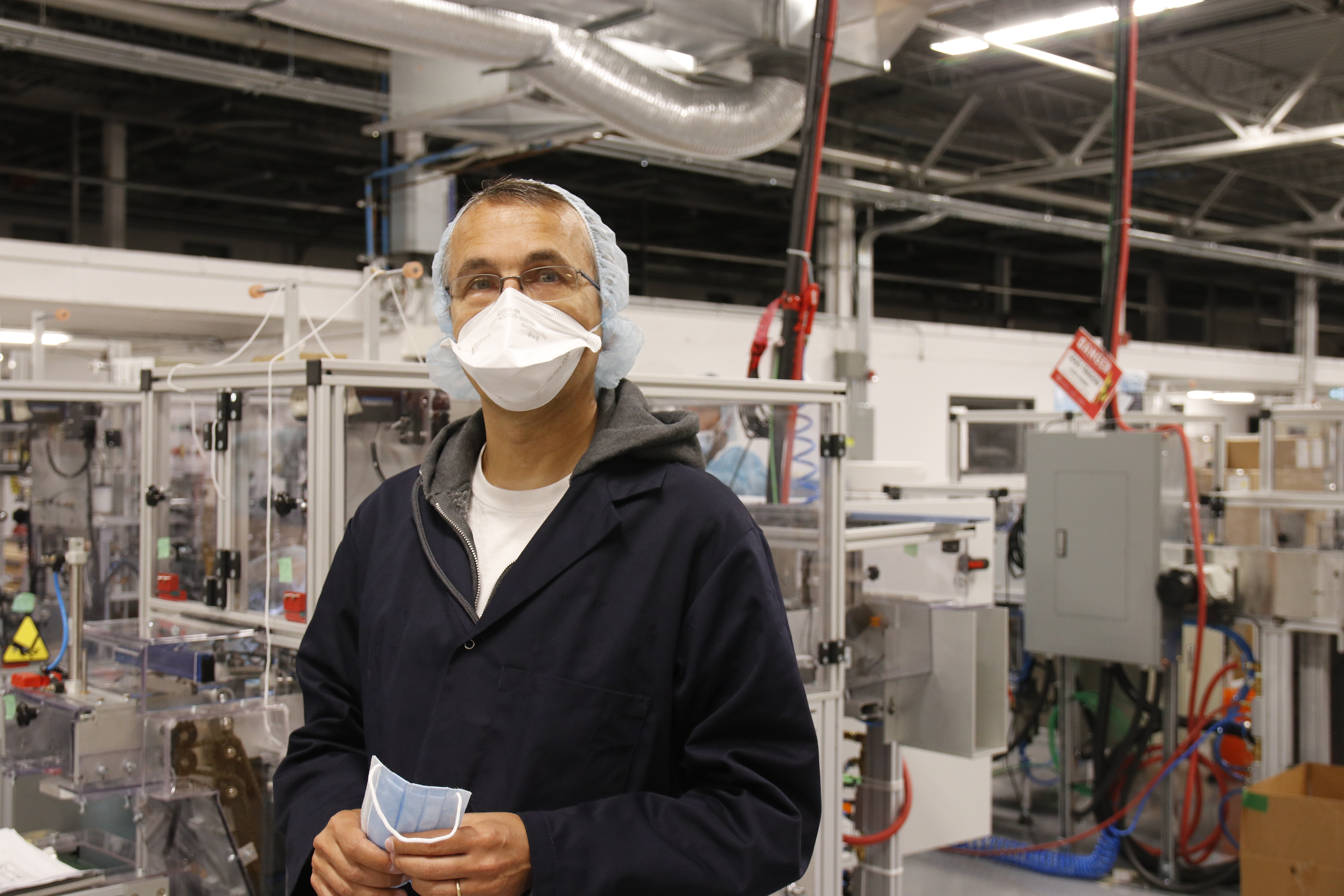 Guillaume Laverdure, président et chef de l’exploitation de Medicom, dans la nouvelle usine de masques de l'entreprise.