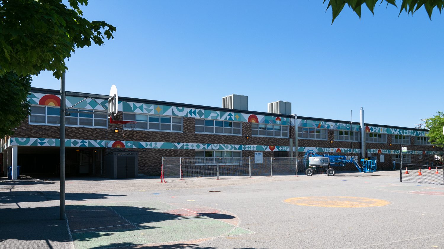 Murale sur plusieurs façades de l’école Lévis-Sauvé.