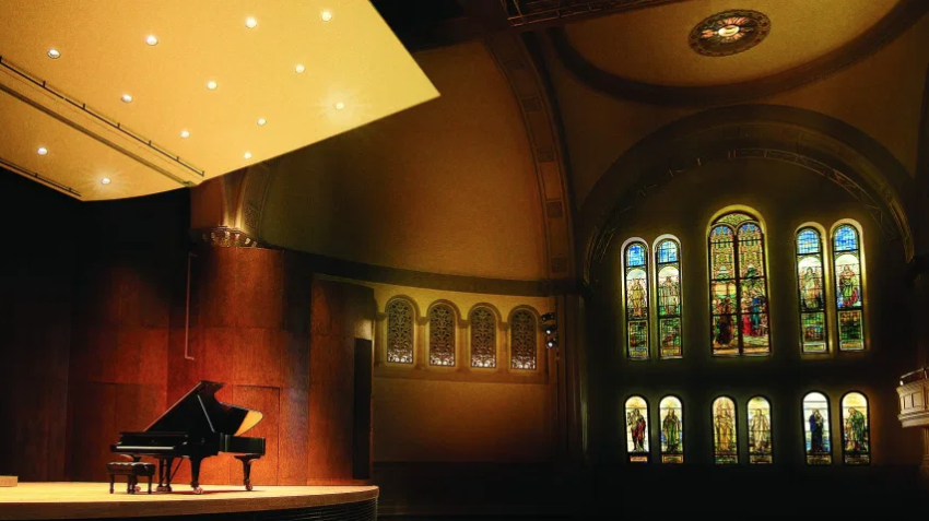 Un piano sur la scène de la salle Bourgie