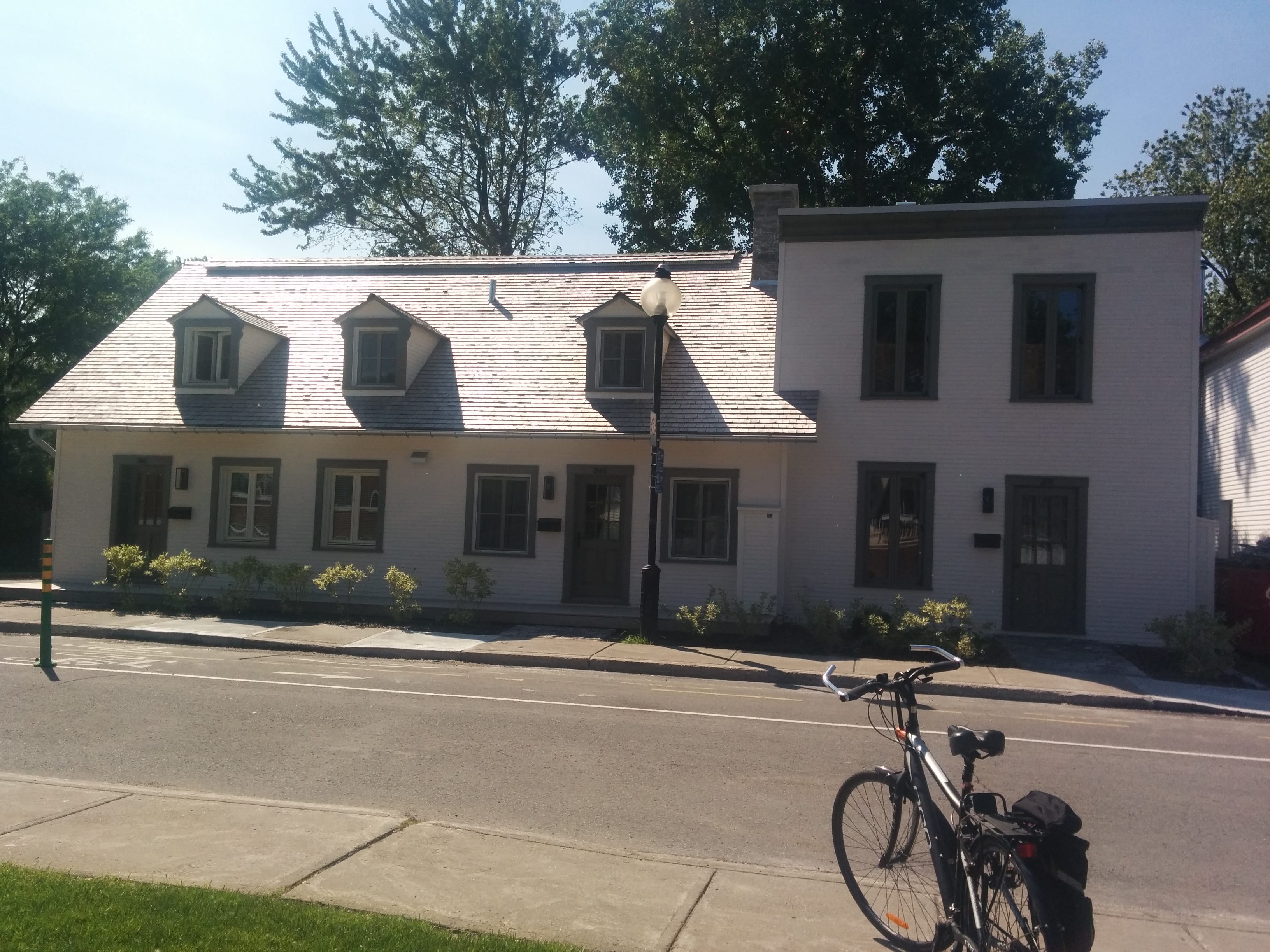 Un historien offre des visites vélo-découverte.