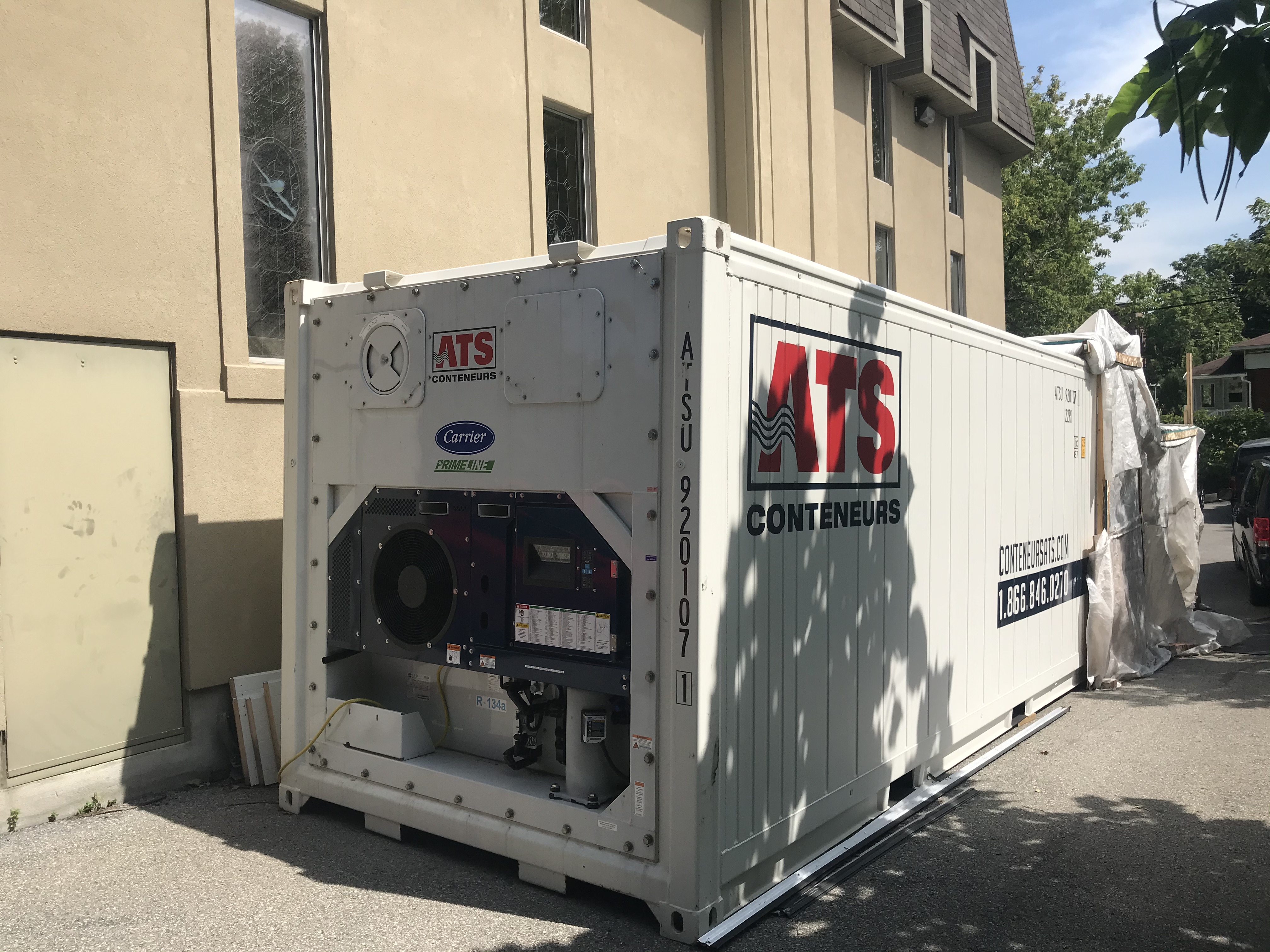 Le conteneur réfrigéré est situé derrière le salon funéraire JJ Cardinal du chemin Bord-du-Lac.