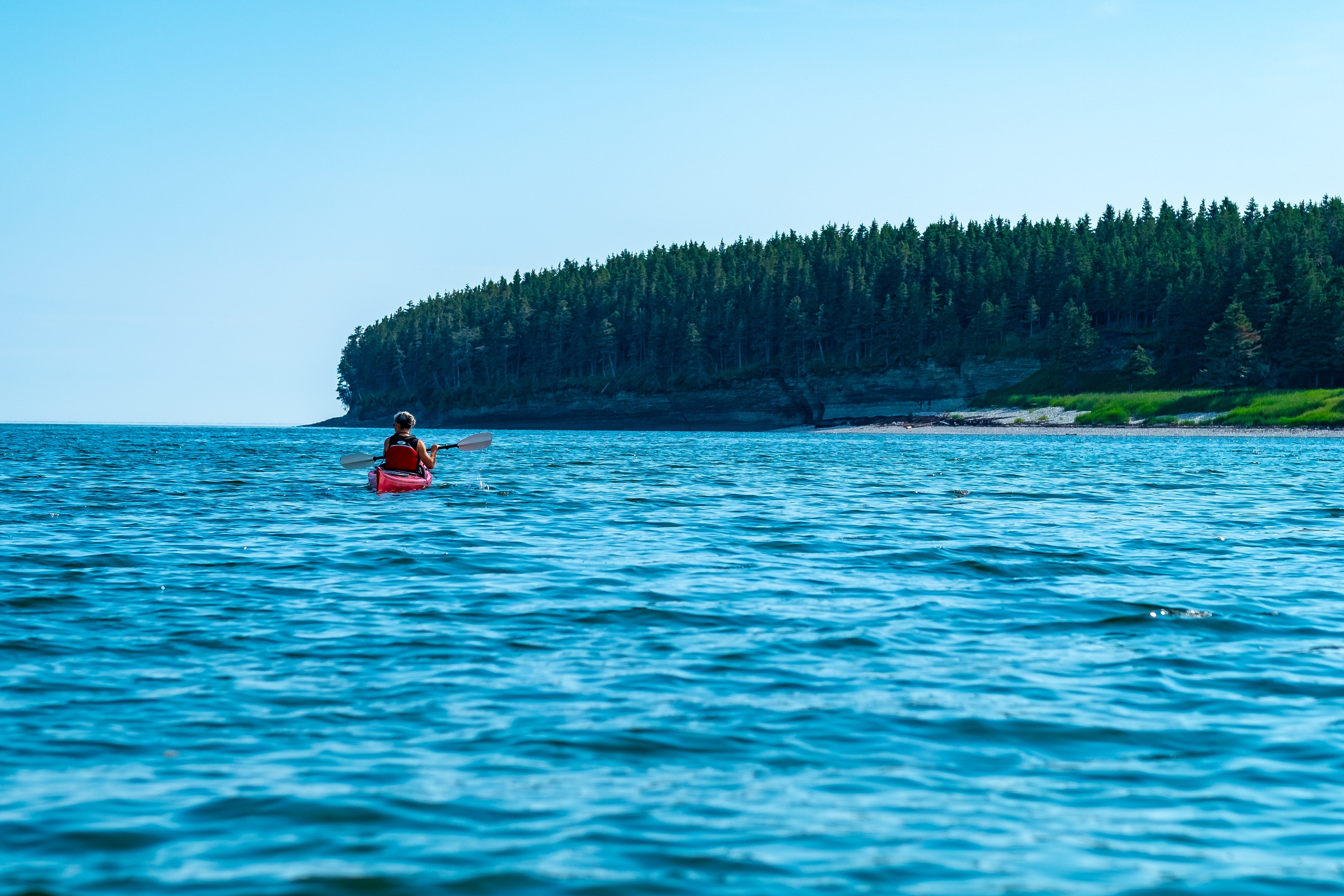 Un kayakiste aux abords de l'Île d'Anticosti