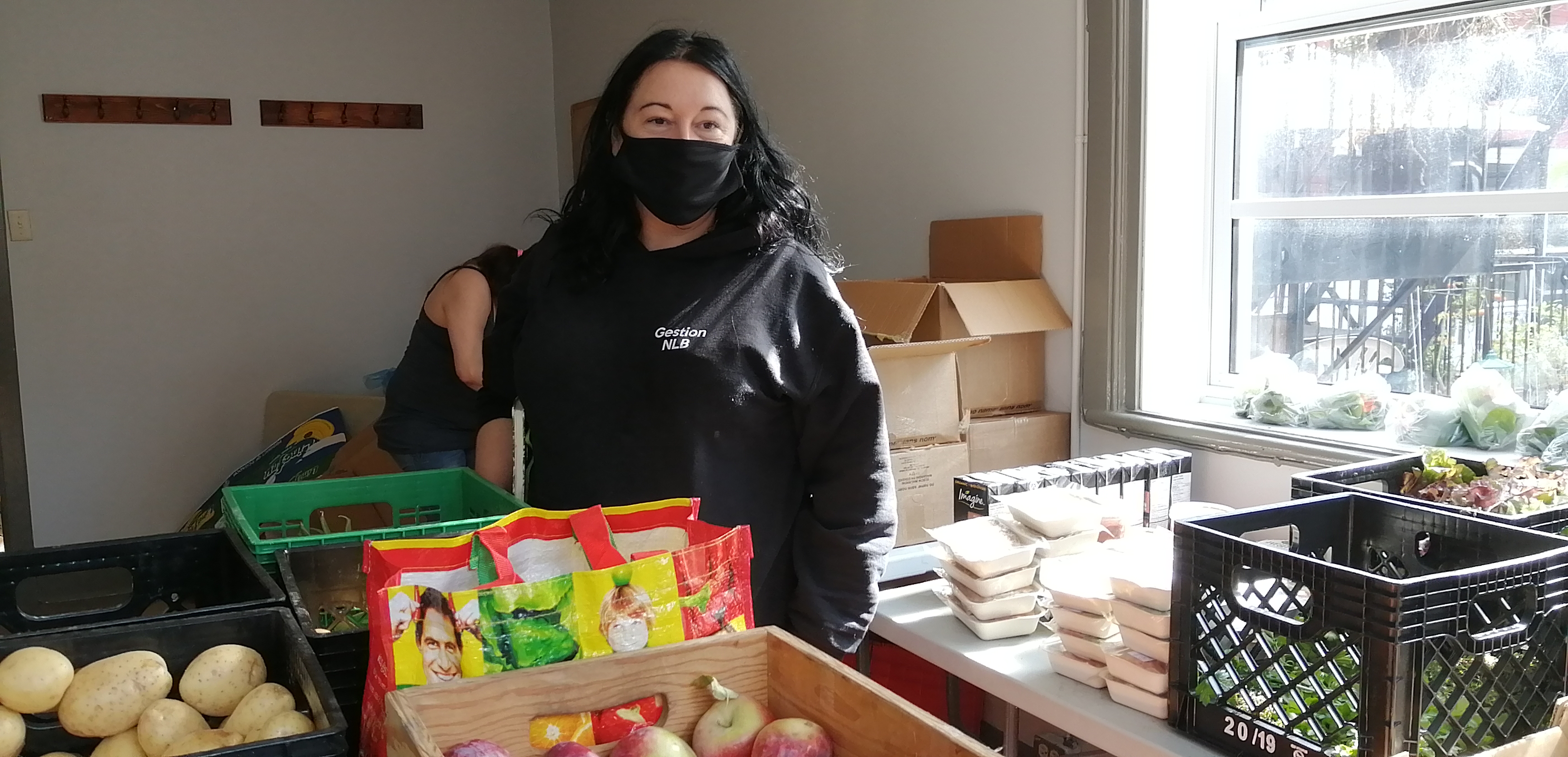 gaspillage alimentaire Atlantide Desrochers oeuvre contre le gaspillage alimentaire en distribuant des paniers de denrées aux citoyens dans le besoin.