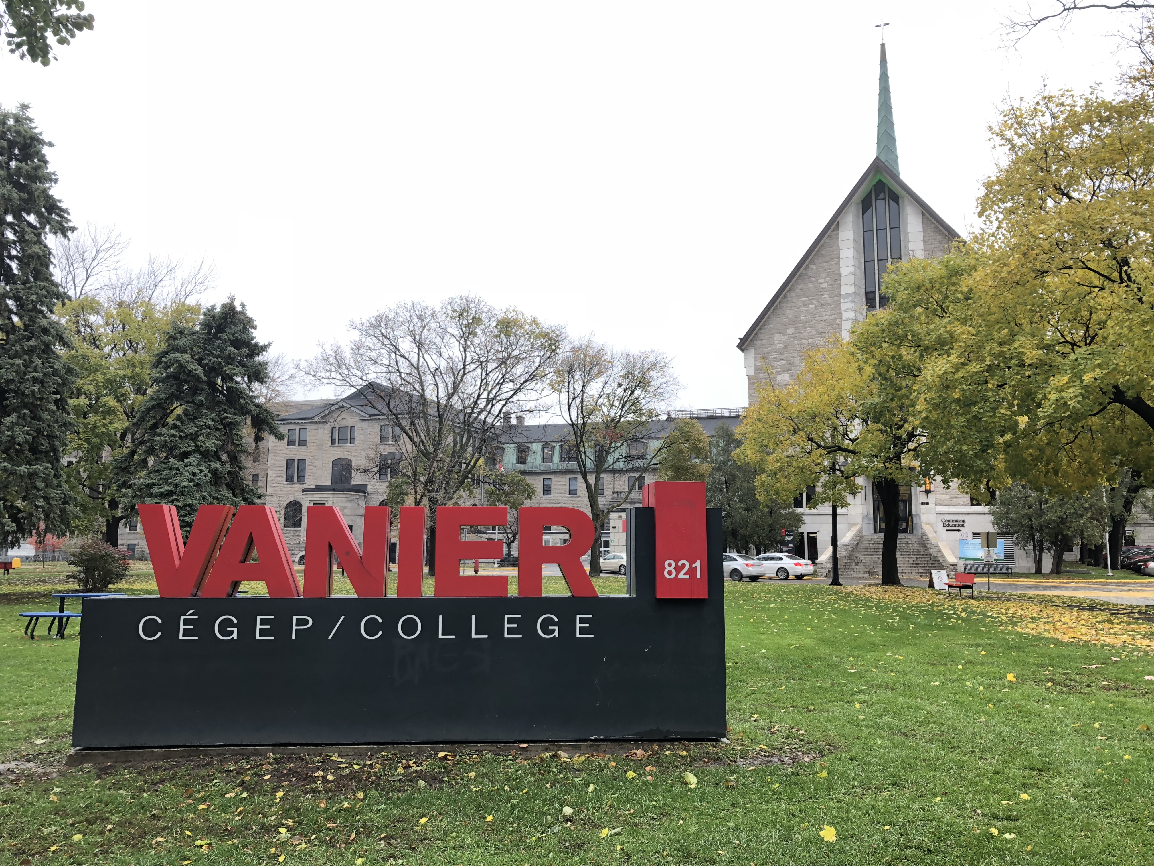 L'entrée du Collège Vanier, où un cas de coronavirus a été détecté.