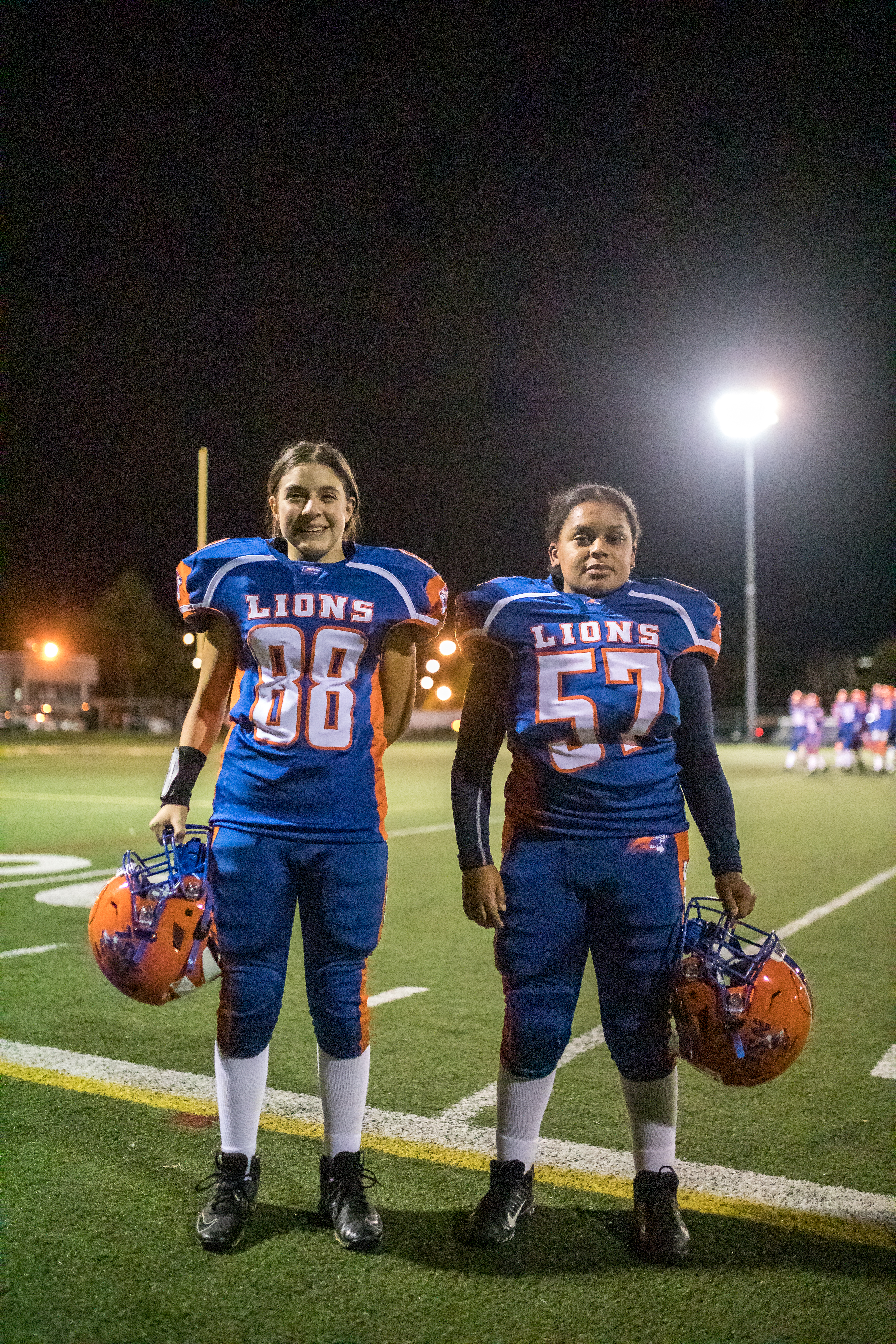 Deux filles jouent un premier match avec les Lions du North Shore