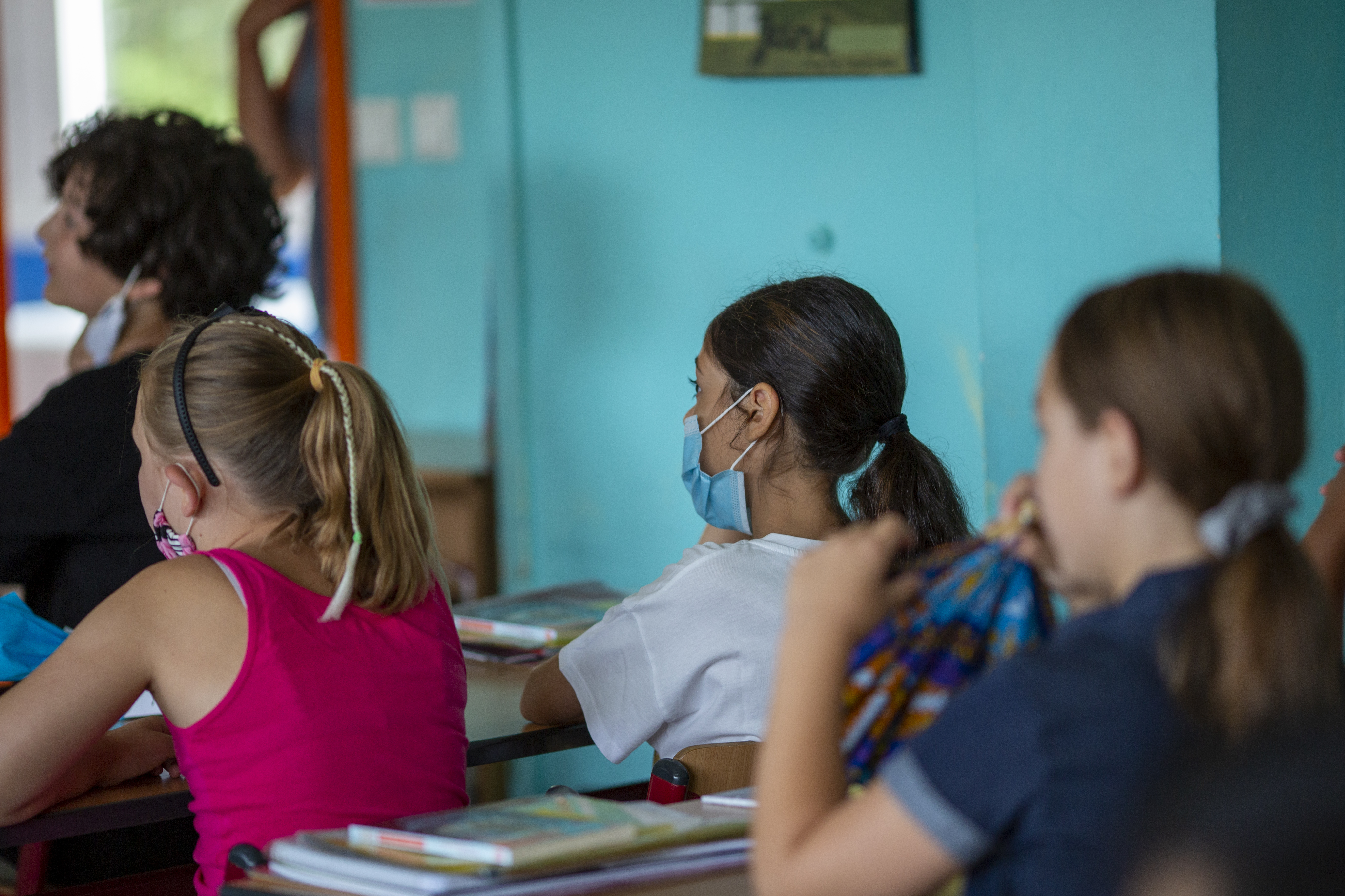Des enfants portent des masques à l'école