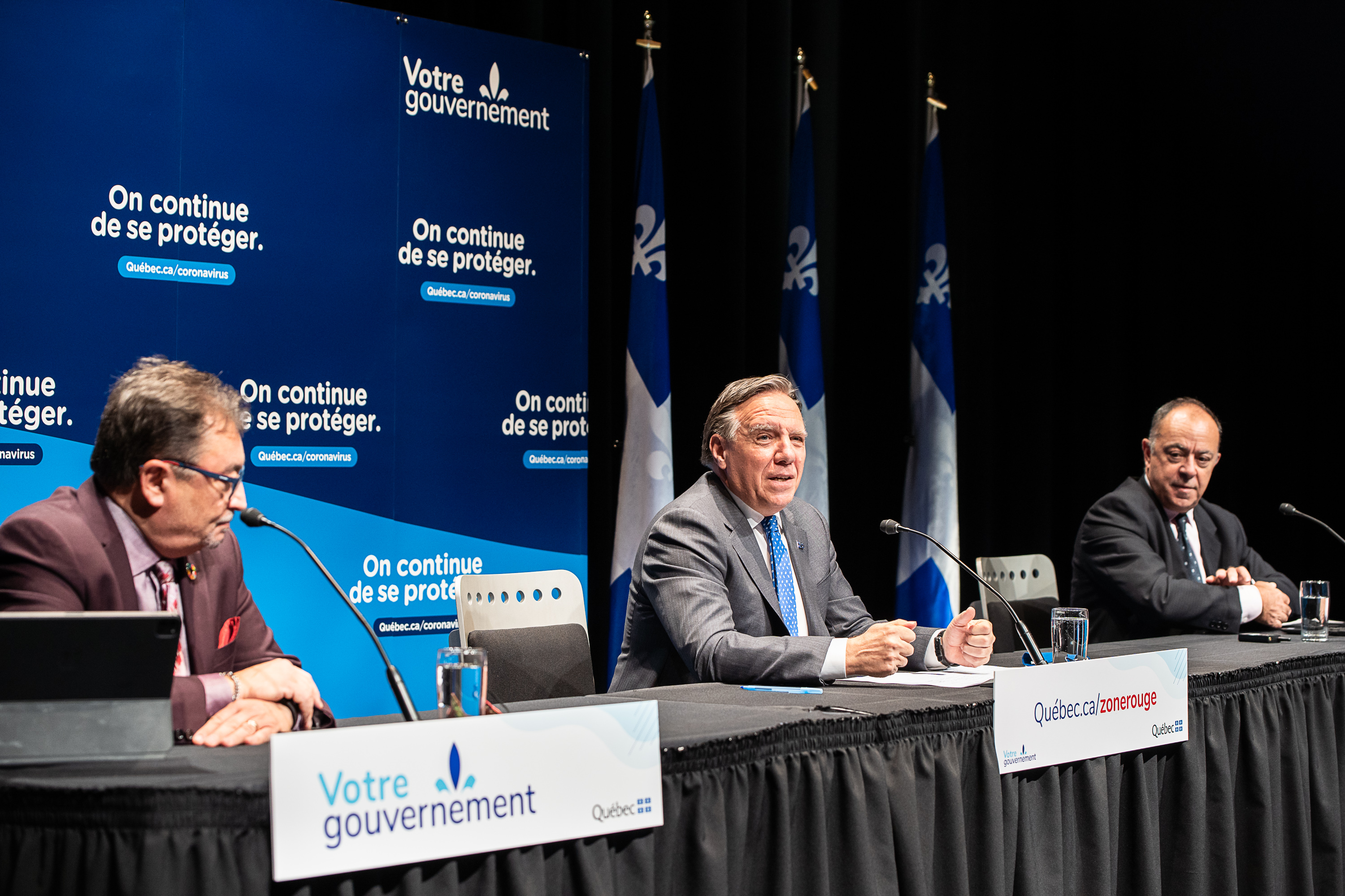 Le premier ministre François Legault, accompagné du directeur national de la santé publique, Horacio Arruda et du ministre de la Santé et des Services sociaux, Christian Dubé, fait passer trois régions dans la zone rouge de son code de couleurs COVID-19.