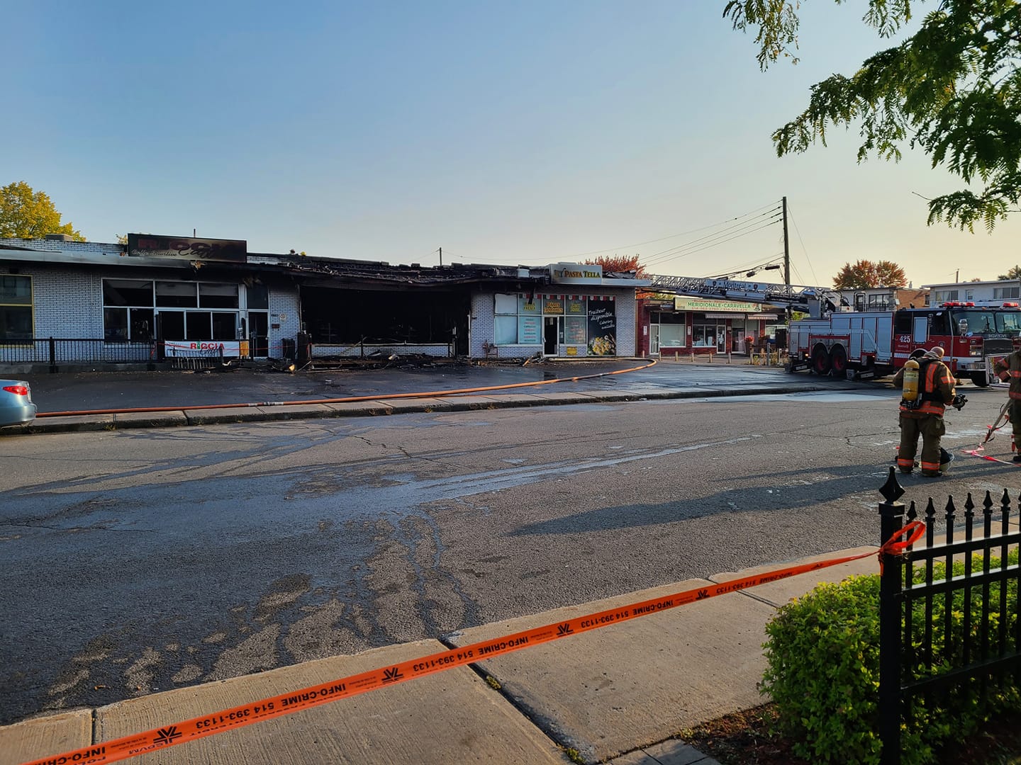 Un incendie a détruit un complexe commercial à l'intersection des rues Thierry et Turley samedi. Le brasier a fait des ravages sur trois entreprises.