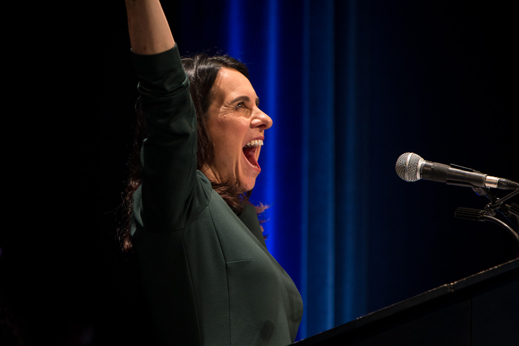 Valérie Plante lève les bras en guise de célébration de sa victoire électorale en 2017.
