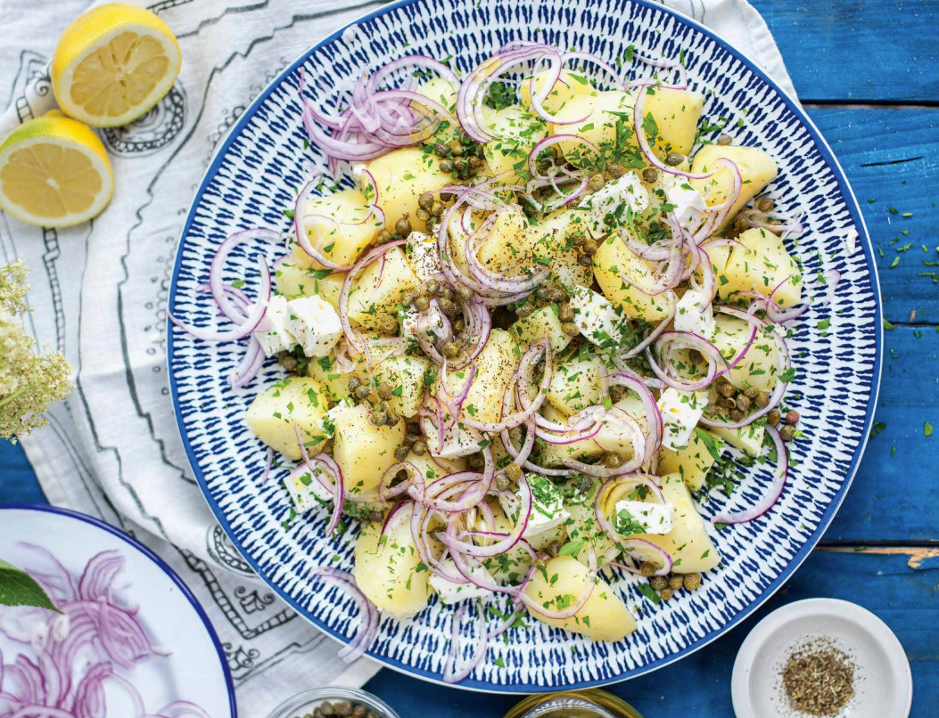 Bol de salade de pommes de terre sur fond bleu