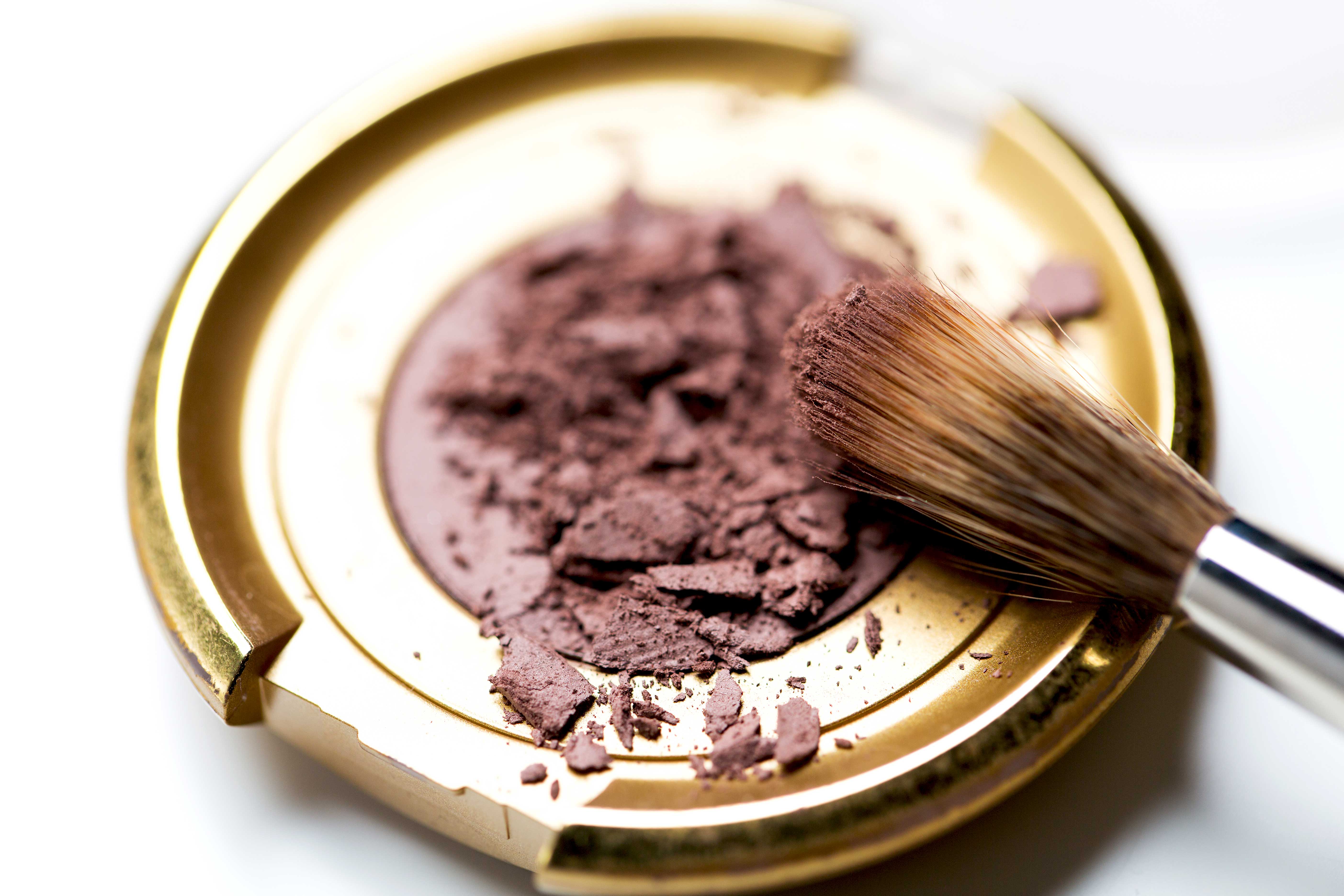 Poudre maquillage avec pinceau