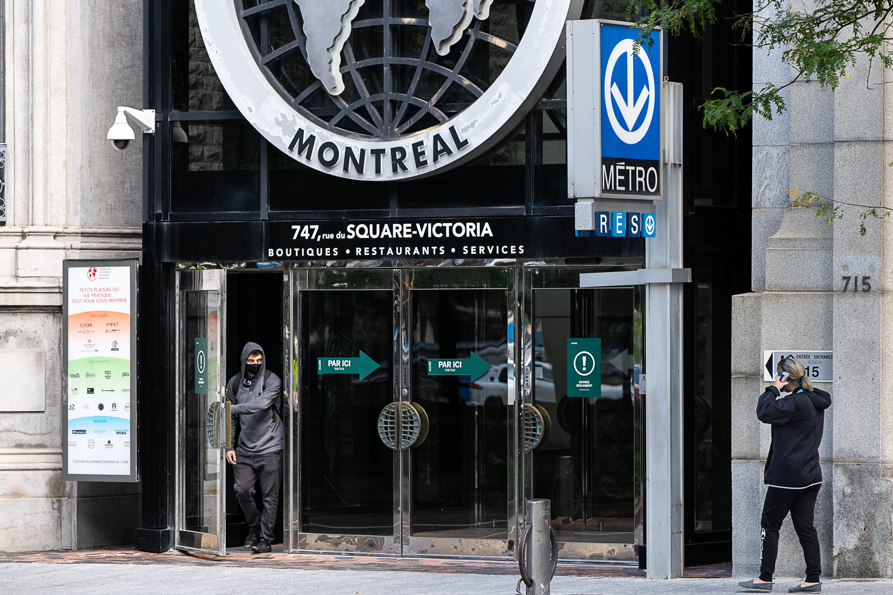 Un travailleur entre au Centre de Commerce Mondial de Montréal