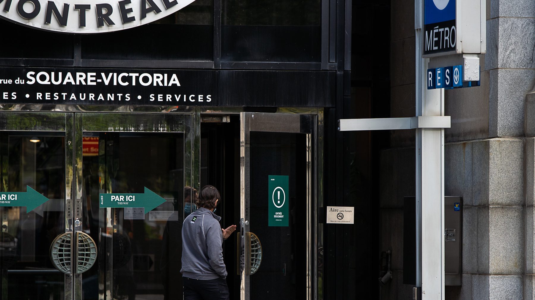 Un homme emprunte le transport en commun.