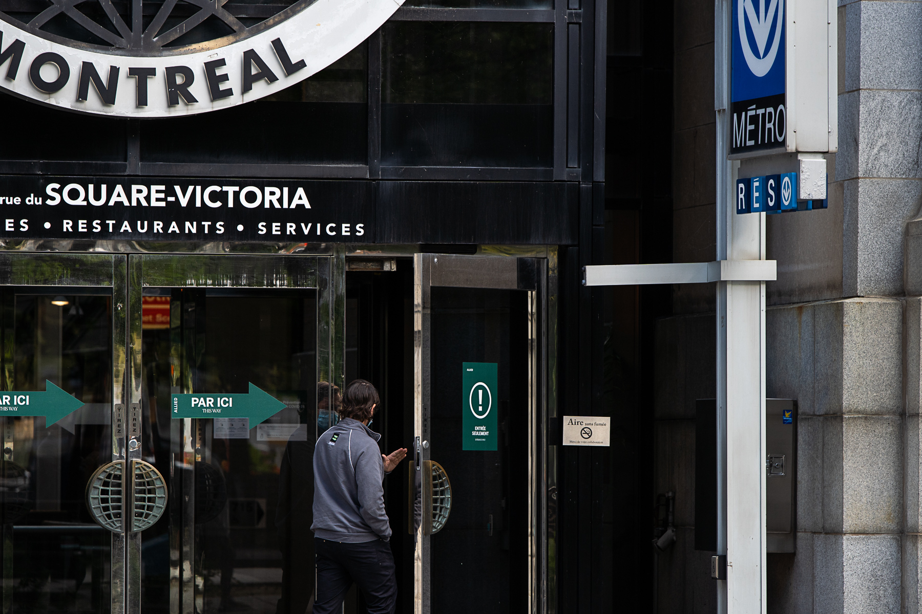 Un homme emprunte le transport en commun.