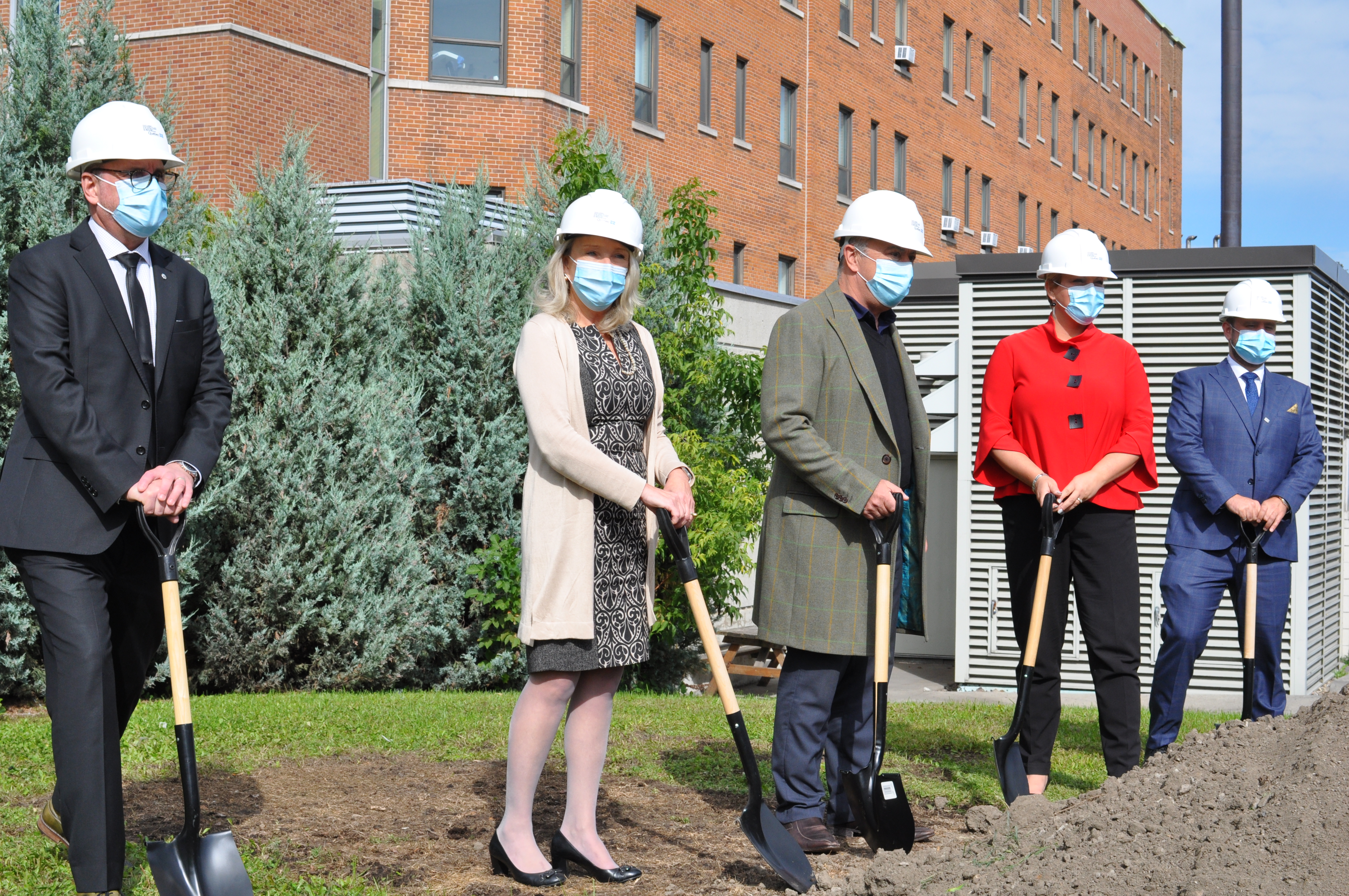 La pelletée de terre officielle a lancé les travaux d’agrandissement de l’Hôpital de Verdun la semaine dernière