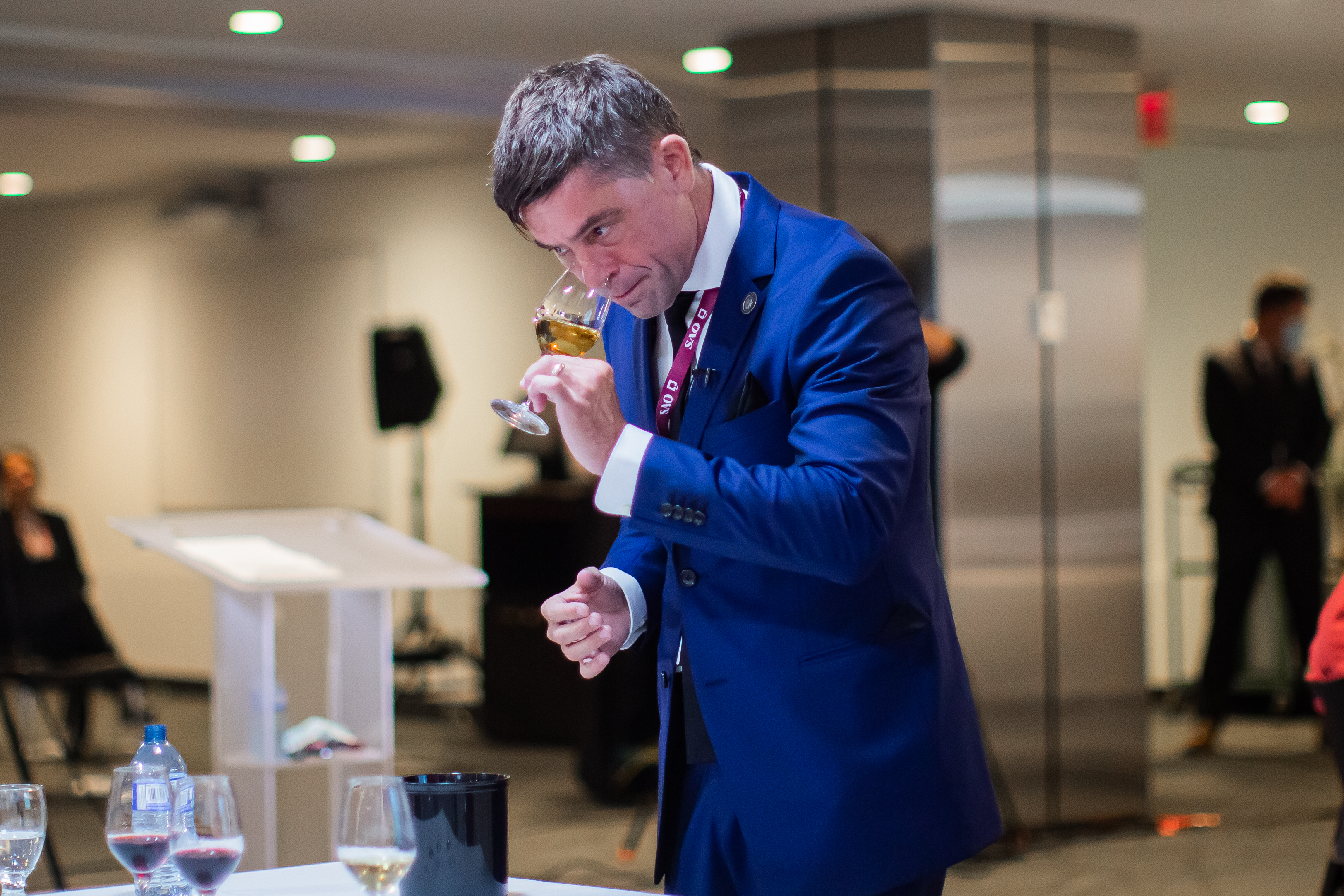 Hugo Duchesne lors de sa performance au concours du Meilleur Sommelier du Québec 2020, samedi dernier.