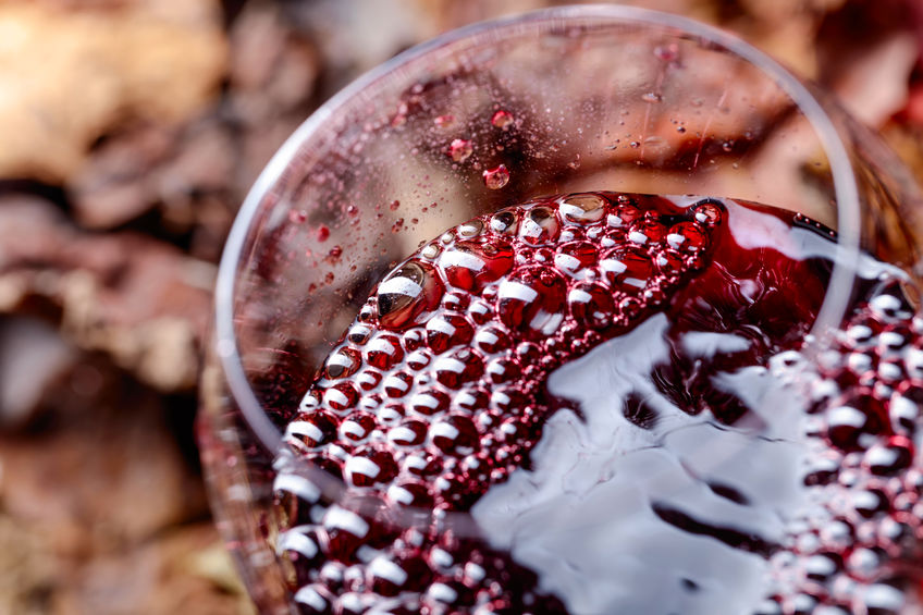 Gros plan d'un verre de vin rouge