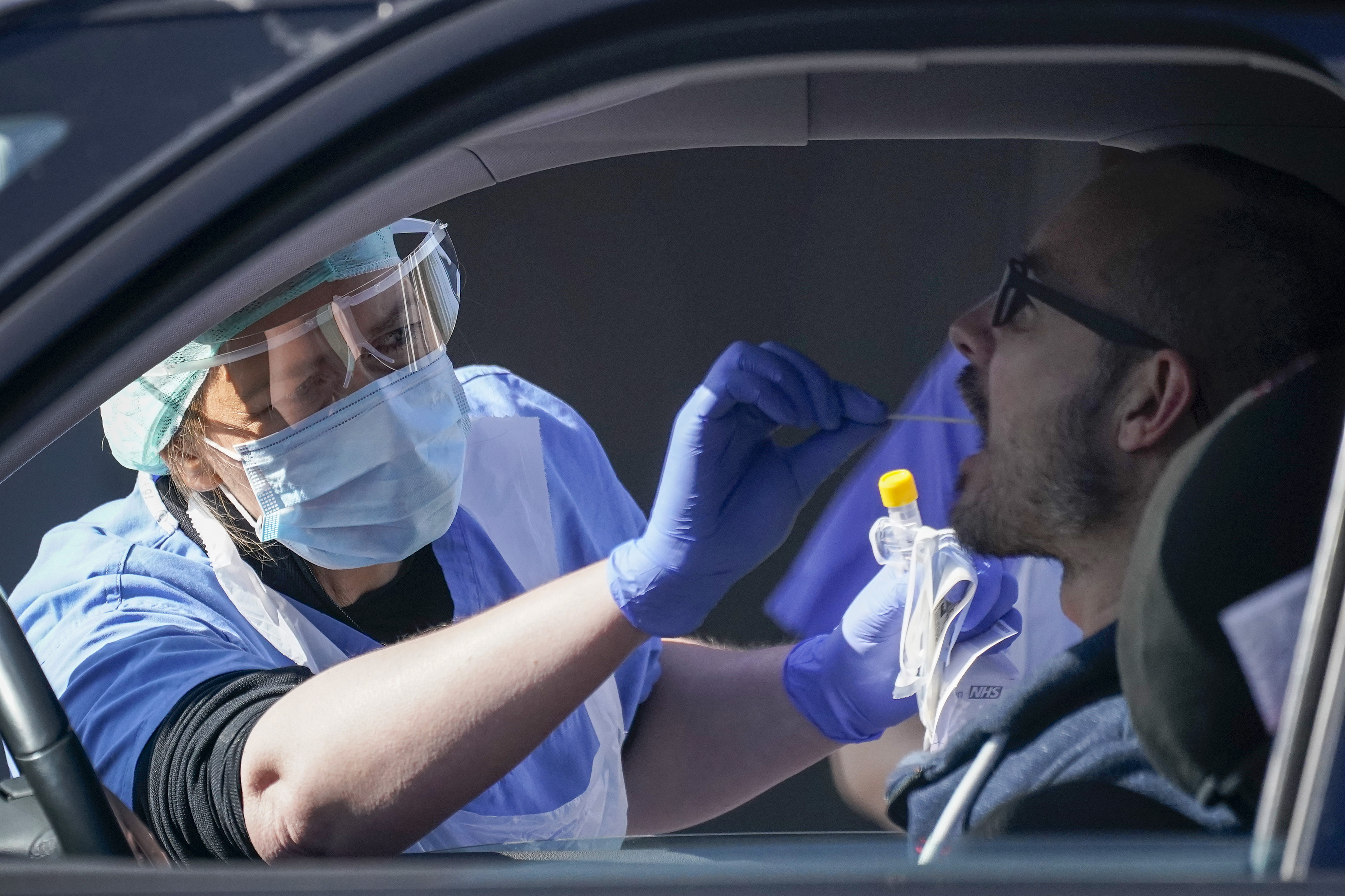 Un homme se fait tester à la COVID-19