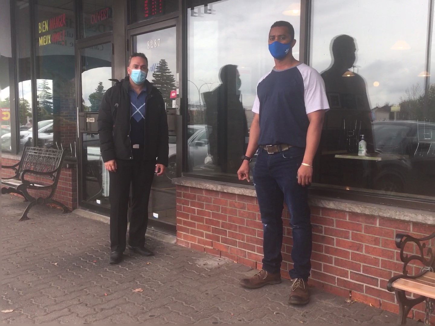 Andrew Moubarak et Désiré Steward invitent les autres commerçants du quartier à se joindre à leur association.