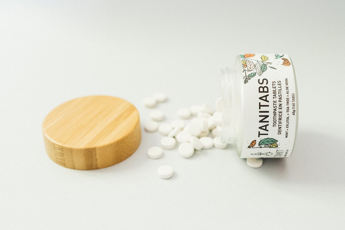 Pastilles de dentifrice dans un pot en verre renversé