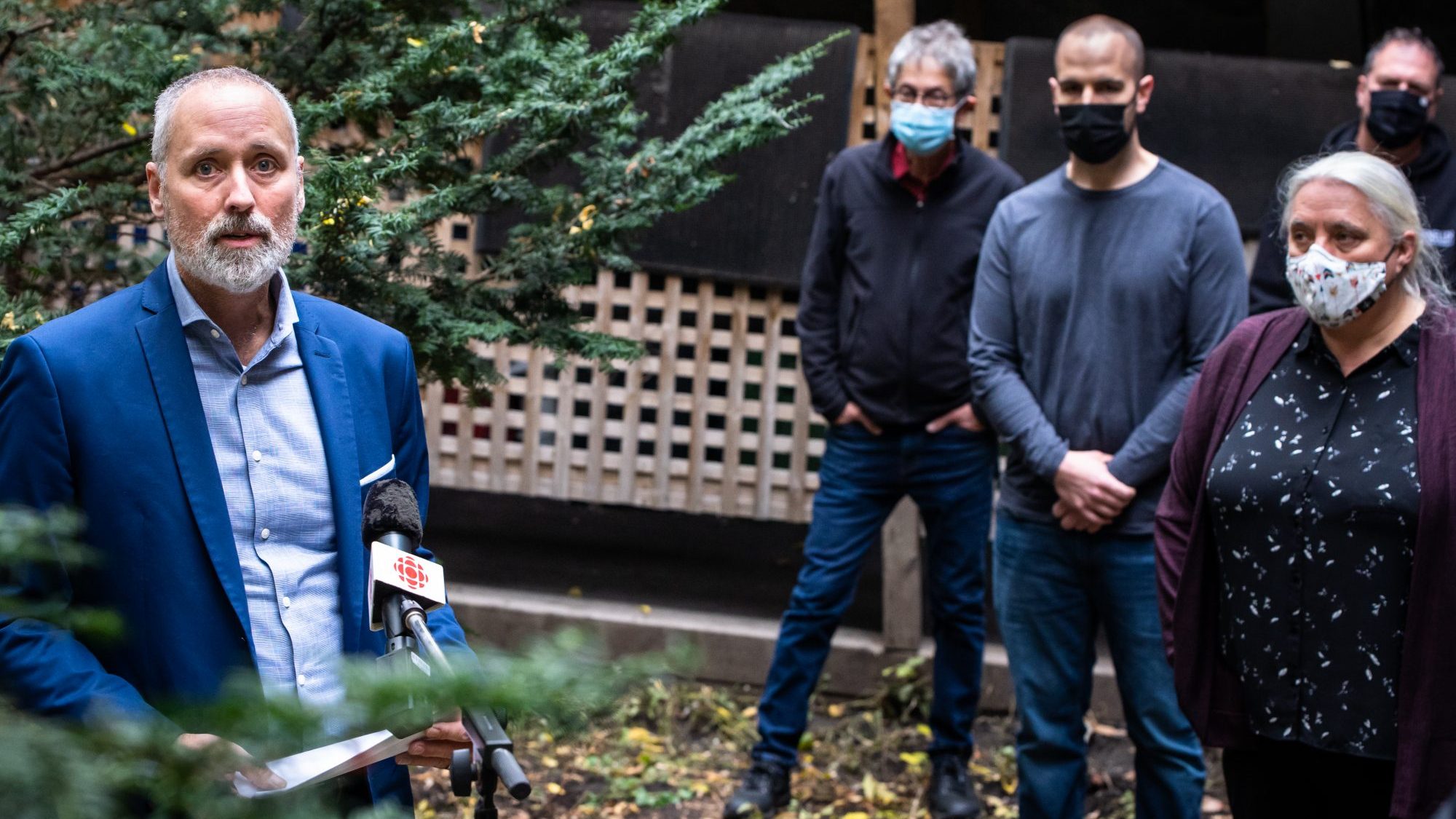 Manon Massé et Vincent Marissal de Québec solidaire demandent au gouvernement des mesures d’aide pour les microbrasseries.