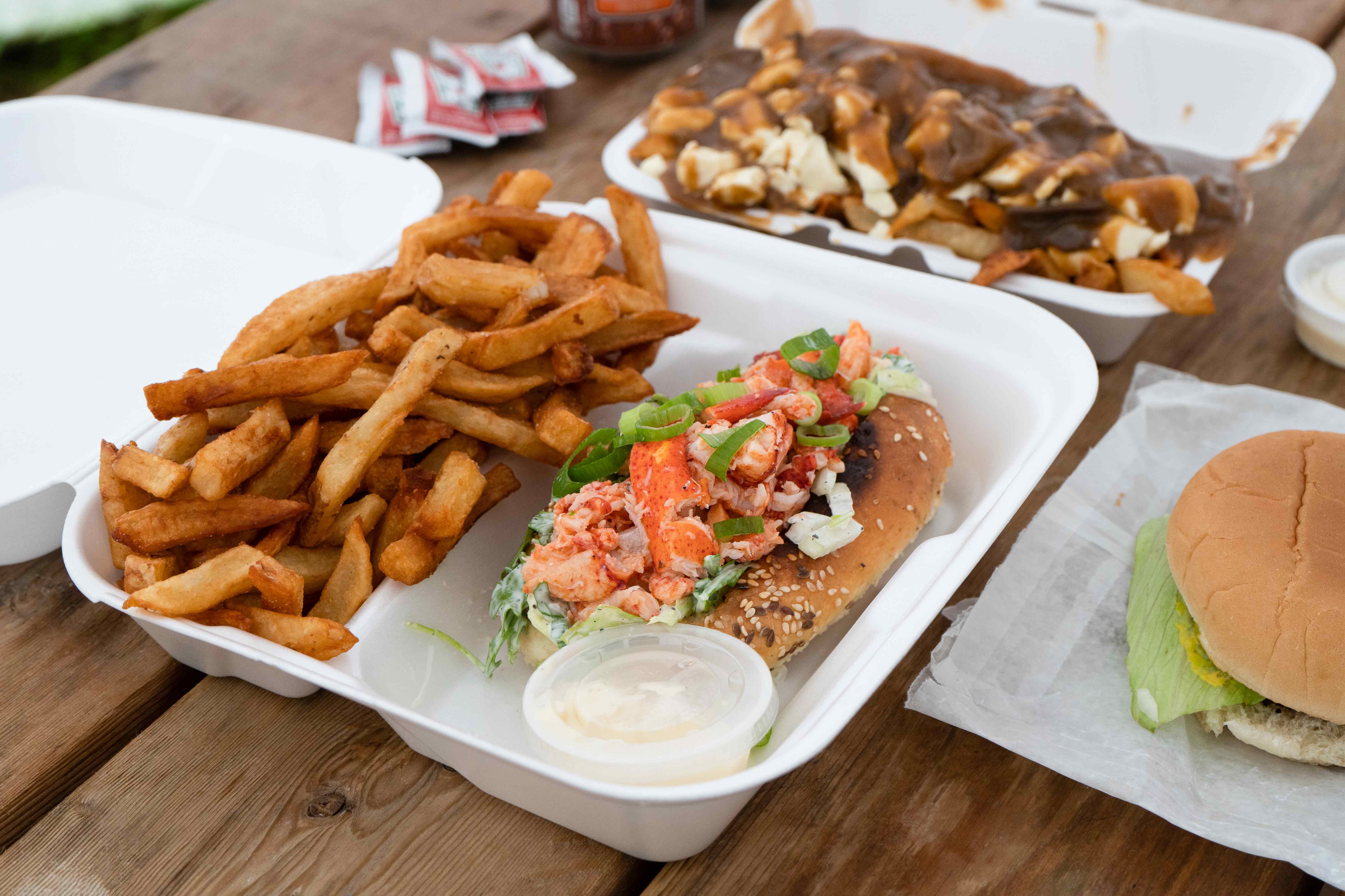 Guédille au homard avec frites, poutine et burger