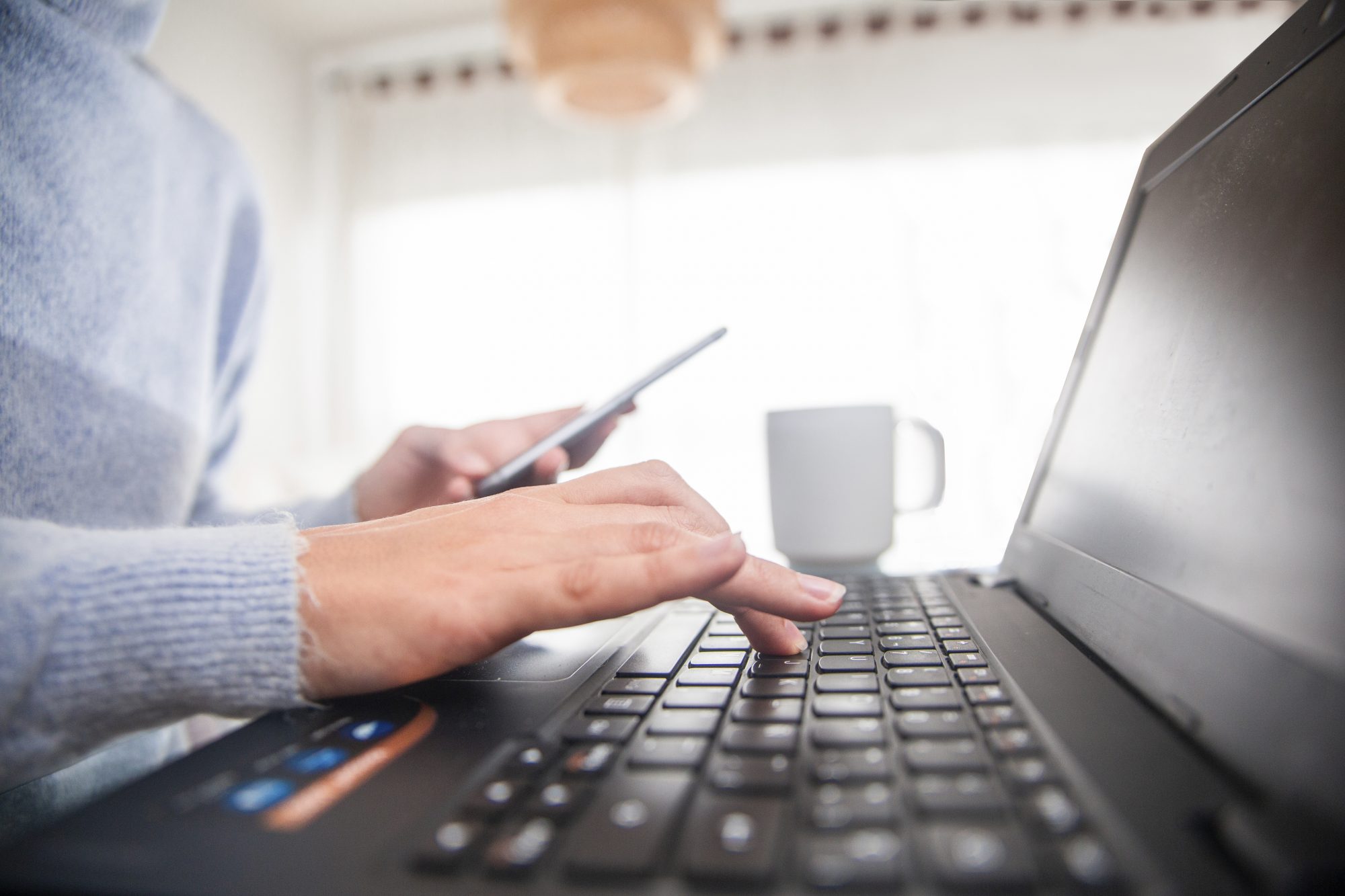 Des mains sur un clavier.