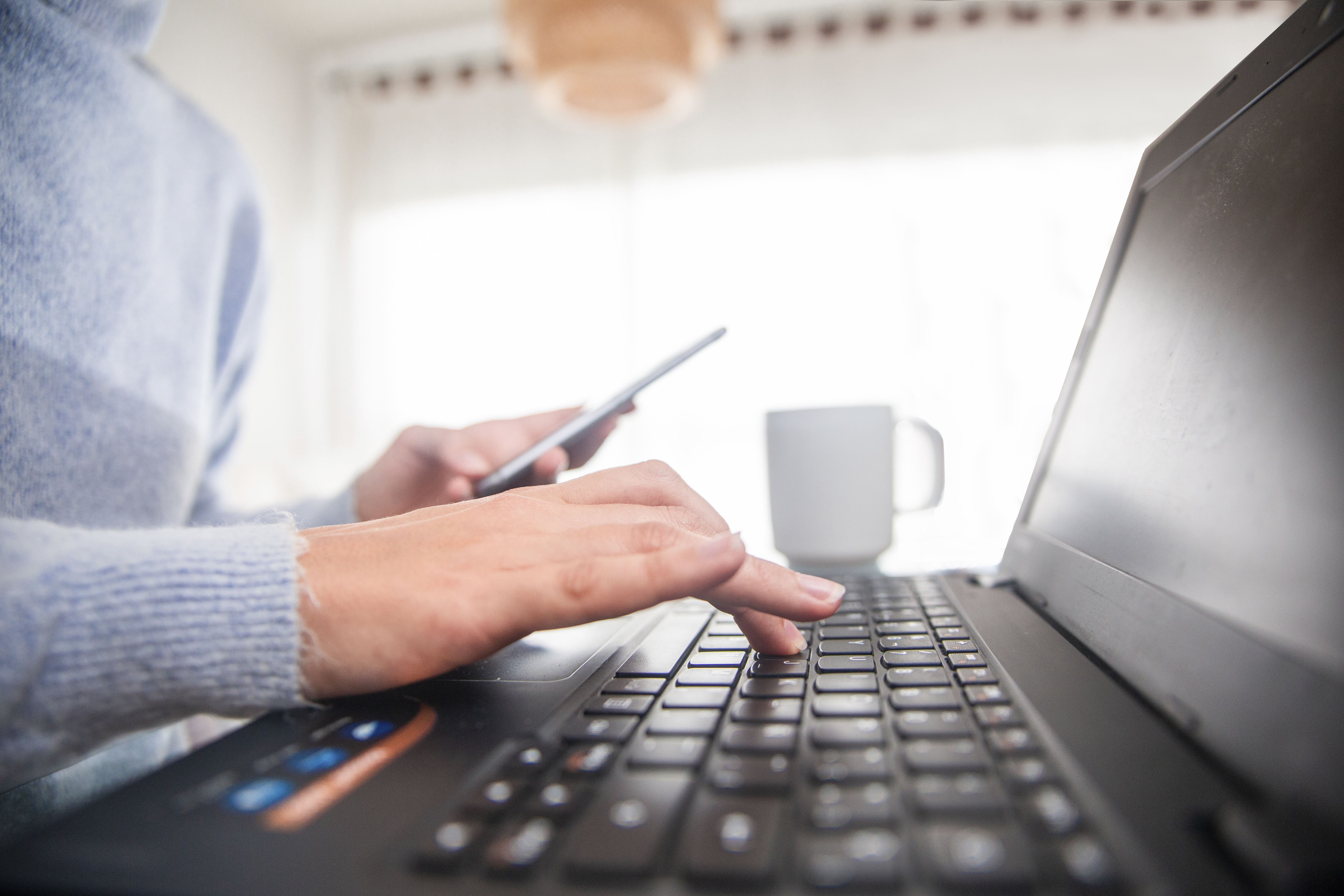 Des mains sur un clavier.