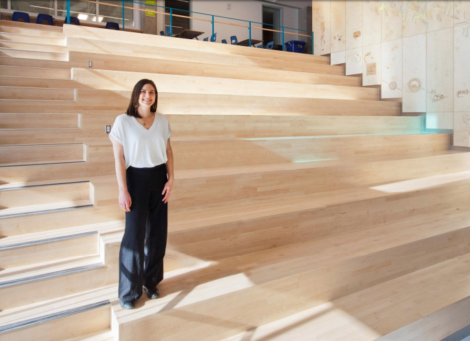 Femme dans des marches