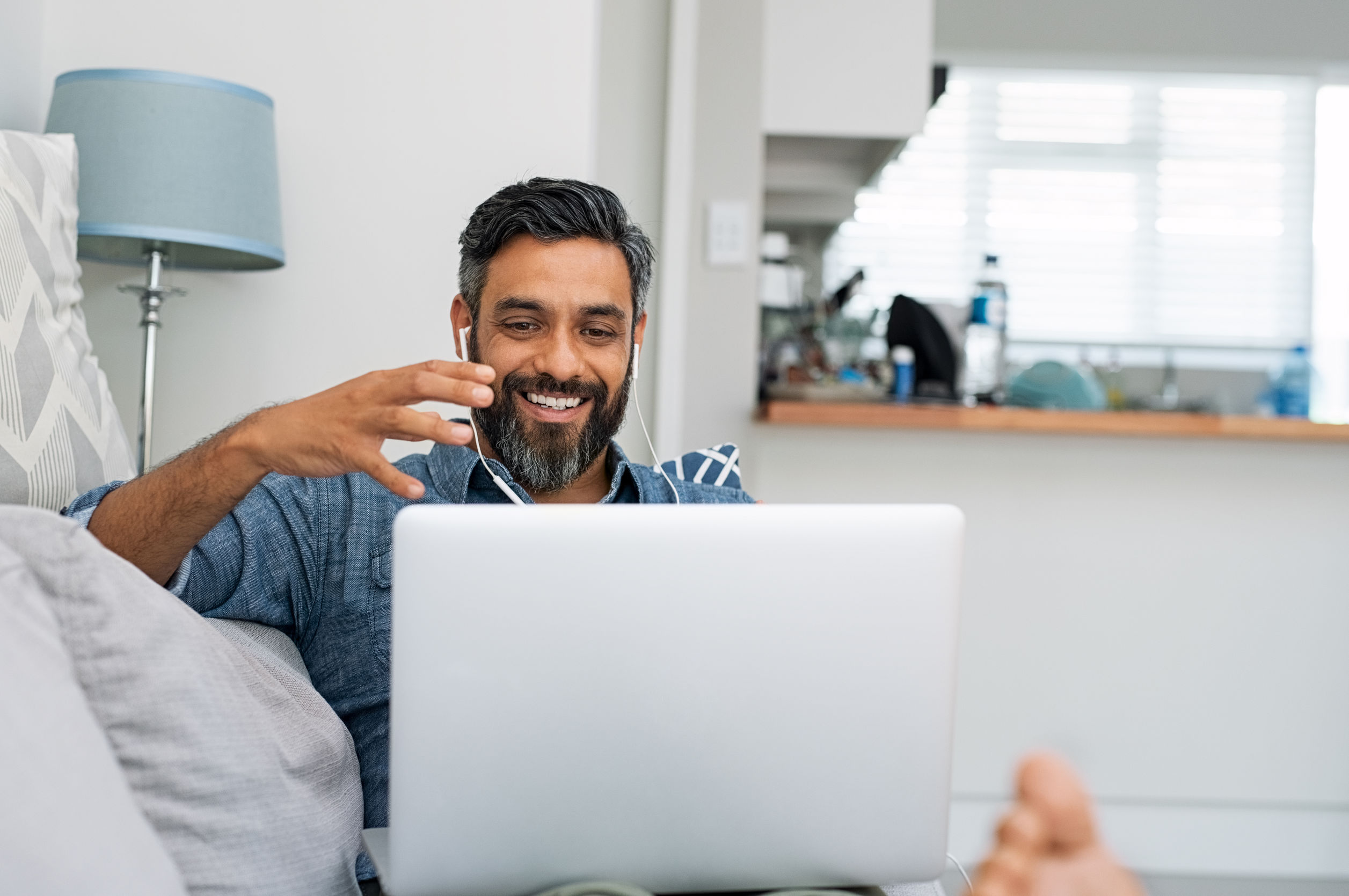 Un homme travaille de la maison sur son ordinateur
