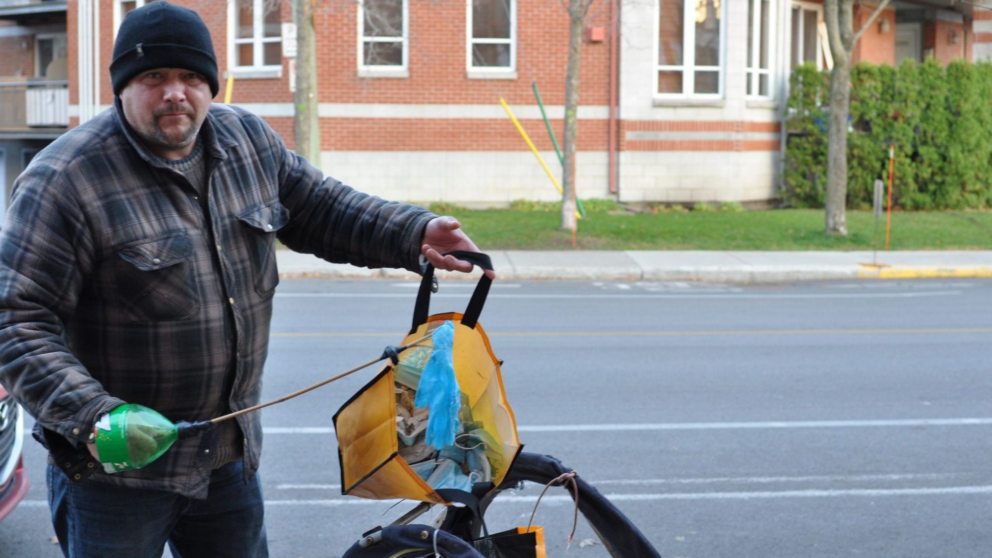 Jody Aveline a mis sur pied une pétition pour que la Ville installe des bacs pour collecter les EPI.