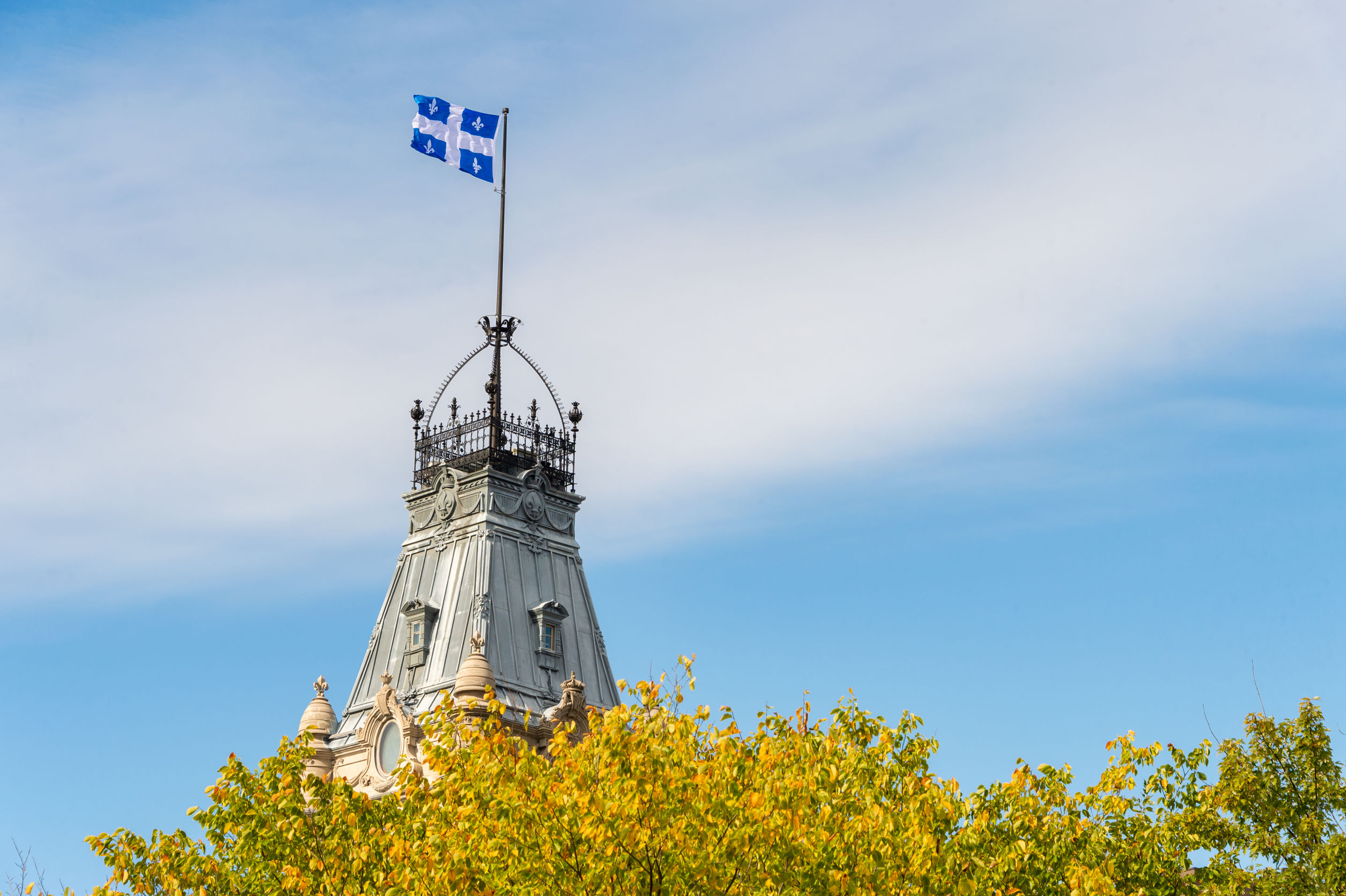La tour centrale du parlement du Québec