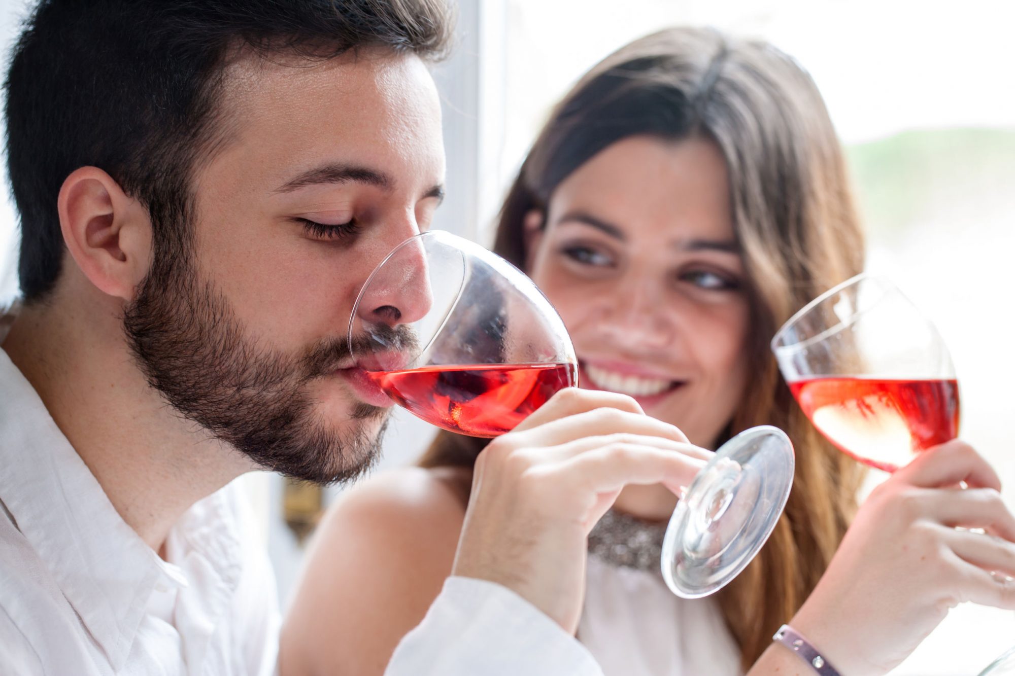 Un homme et une femme boivent un verre de vin