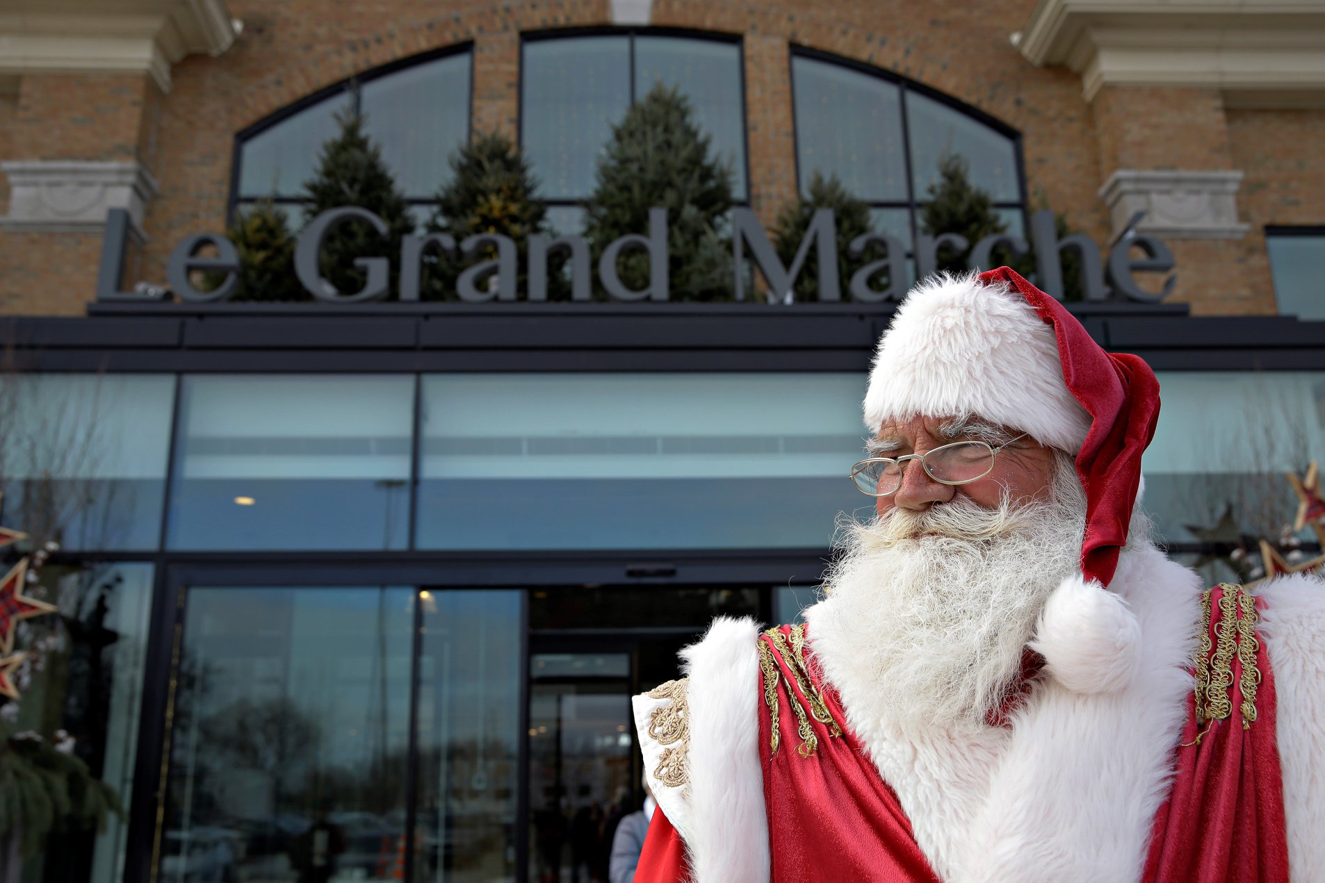 Père Noël devant le Grand marché de Québec