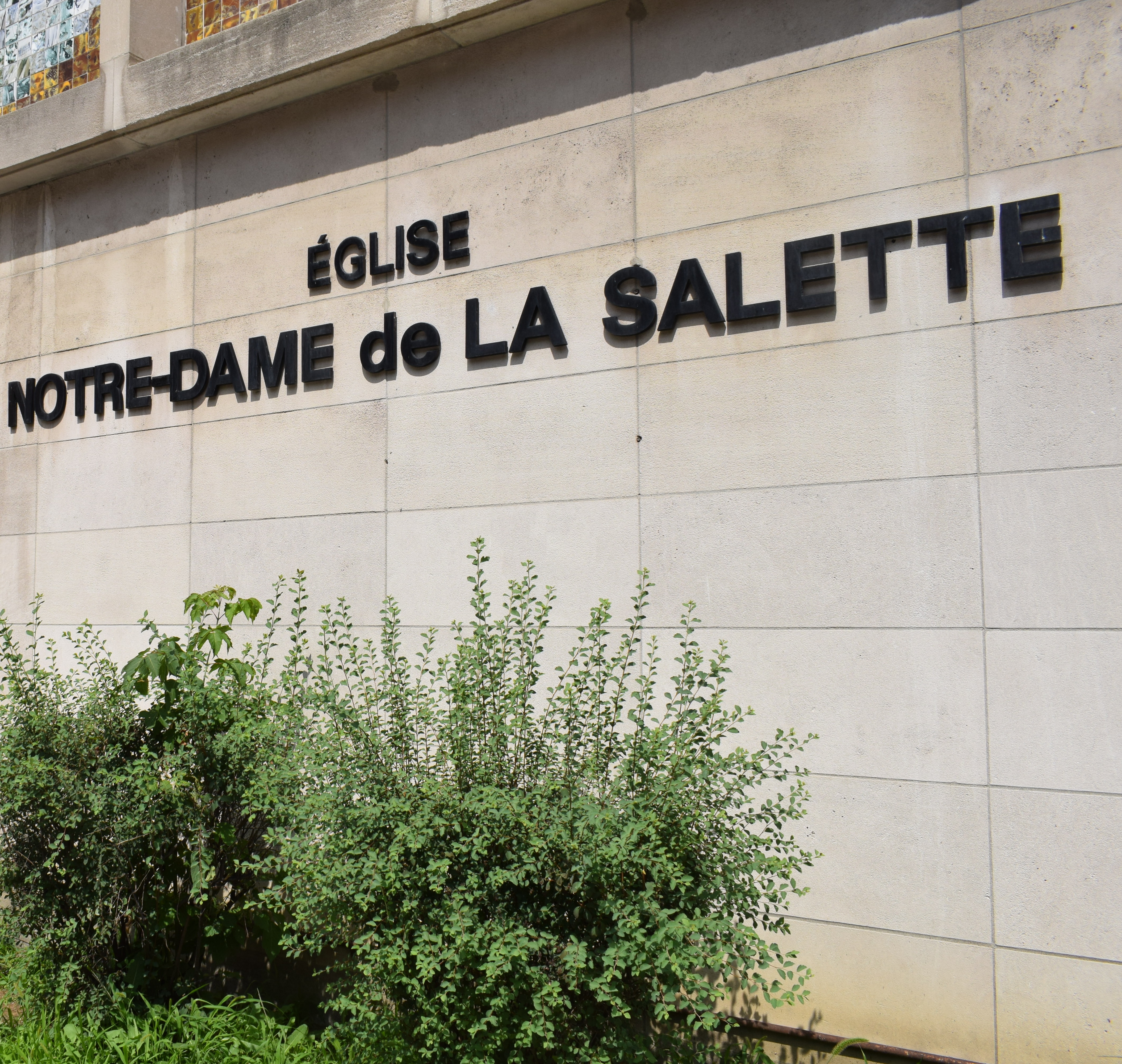 La halte-chaleur de la Porte ouverte se situe dans Église Notre-Dame-de-la-Salette